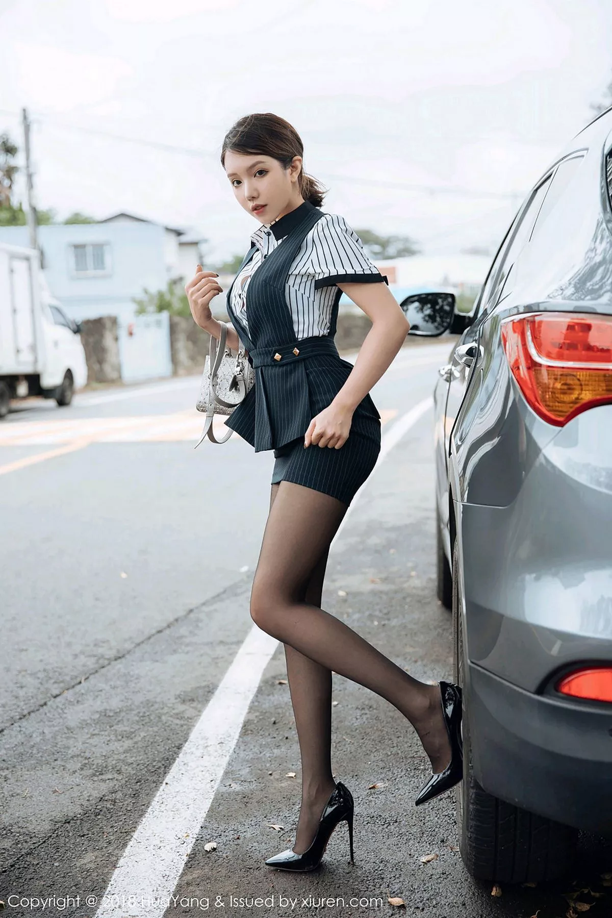 秀人集.com_[HuaYang花漾]Vol.087_女神黄乐然济州岛旅拍黑短裙半脱秀无内黑丝裤袜撩人诱惑写真101P