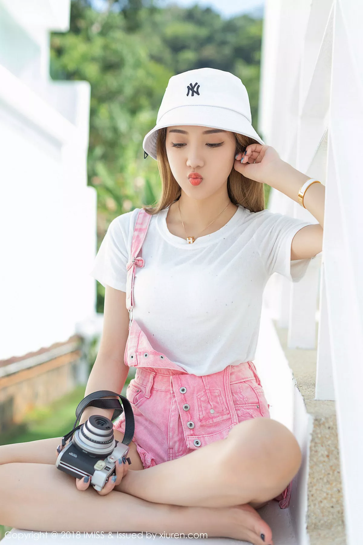 秀人集.com_[IMISS爱蜜社]Vol.295_嫩模美琪vicky户外粉色背带牛仔热裤秀完美身材性感写真34P