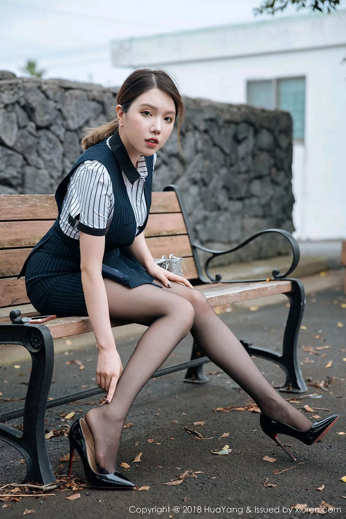 秀人集.com_[HuaYang花漾]Vol.087_女神黄乐然济州岛旅拍黑短裙半脱秀无内黑丝裤袜撩人诱惑写真101P