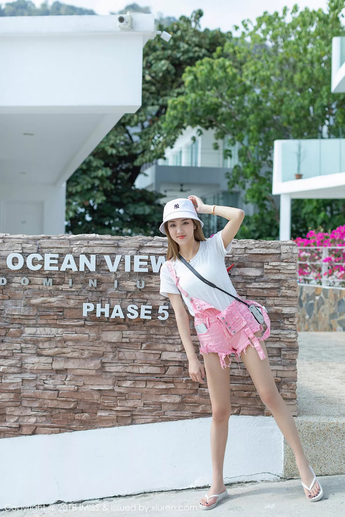 秀人集.com_[IMISS爱蜜社]Vol.295_嫩模美琪vicky户外粉色背带牛仔热裤秀完美身材性感写真34P