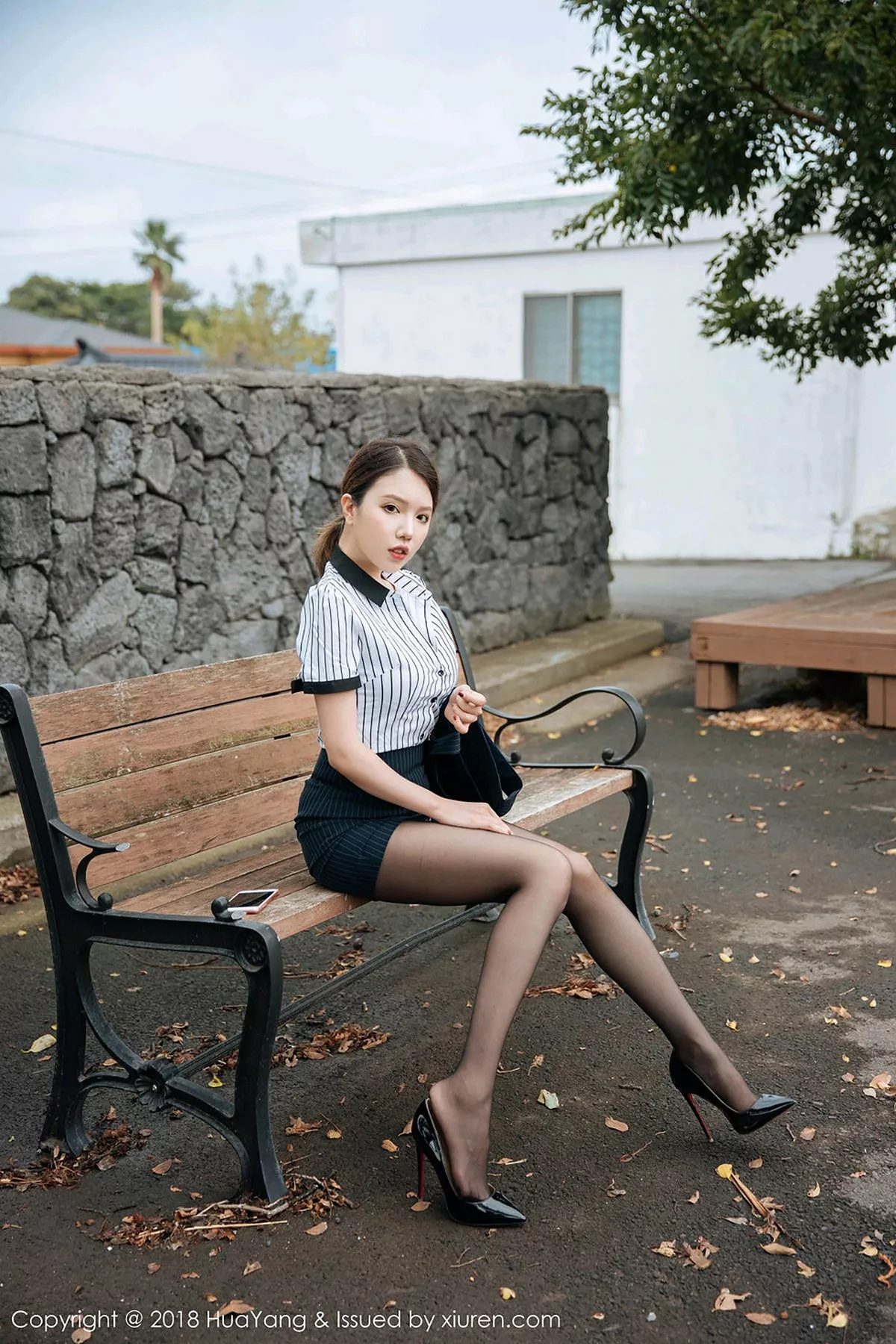 秀人集.com_[HuaYang花漾]Vol.087_女神黄乐然济州岛旅拍黑短裙半脱秀无内黑丝裤袜撩人诱惑写真101P