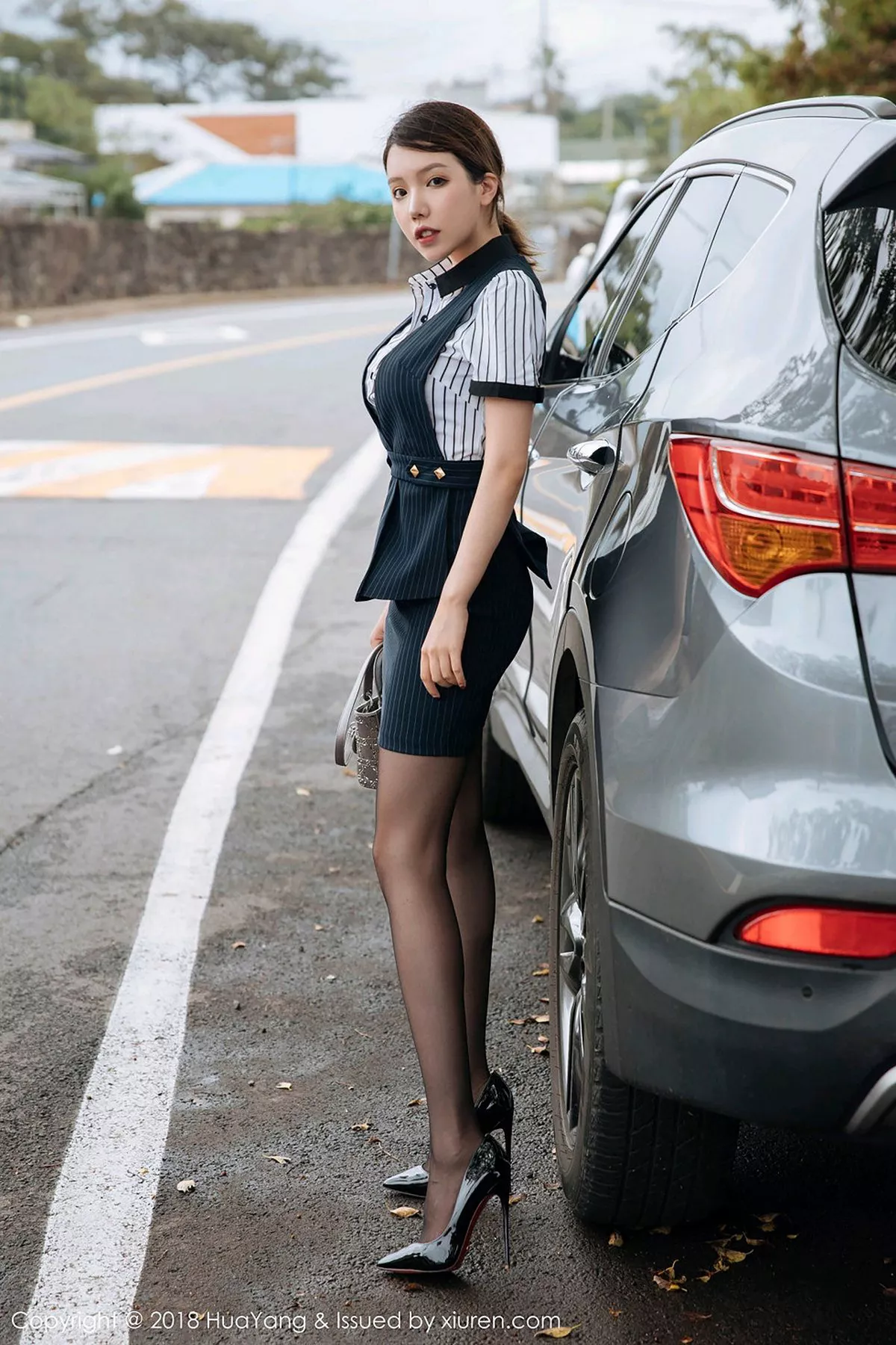 秀人集.com_[HuaYang花漾]Vol.087_女神黄乐然济州岛旅拍黑短裙半脱秀无内黑丝裤袜撩人诱惑写真101P