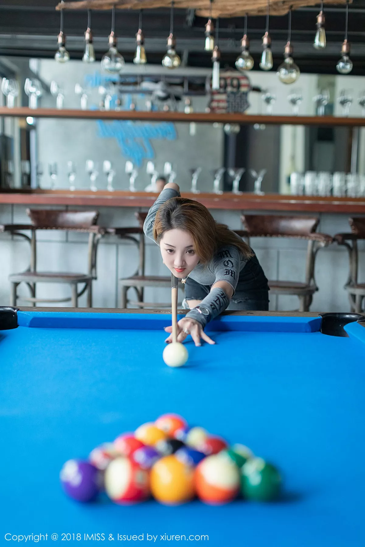 秀人集.com_[IMISS爱蜜社]Vol.295_嫩模美琪vicky户外粉色背带牛仔热裤秀完美身材性感写真34P