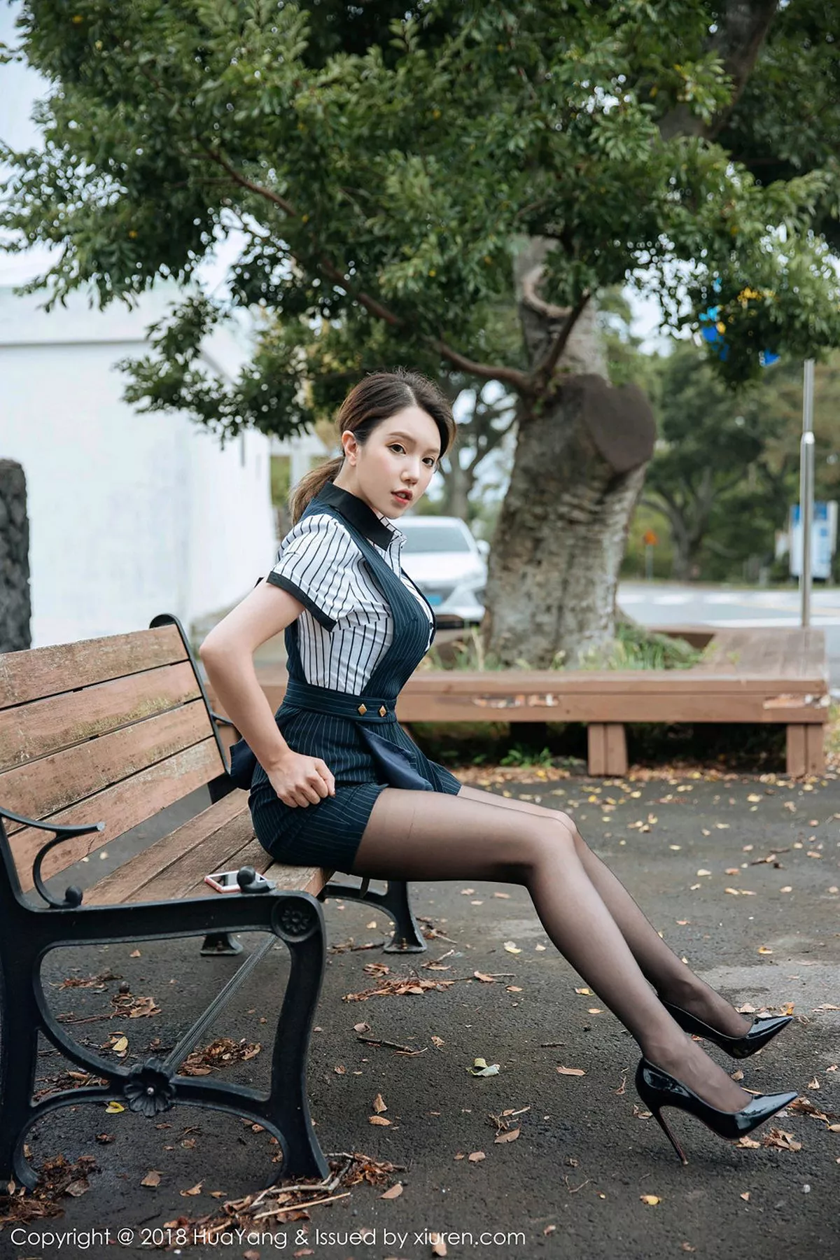 秀人集.com_[HuaYang花漾]Vol.087_女神黄乐然济州岛旅拍黑短裙半脱秀无内黑丝裤袜撩人诱惑写真101P