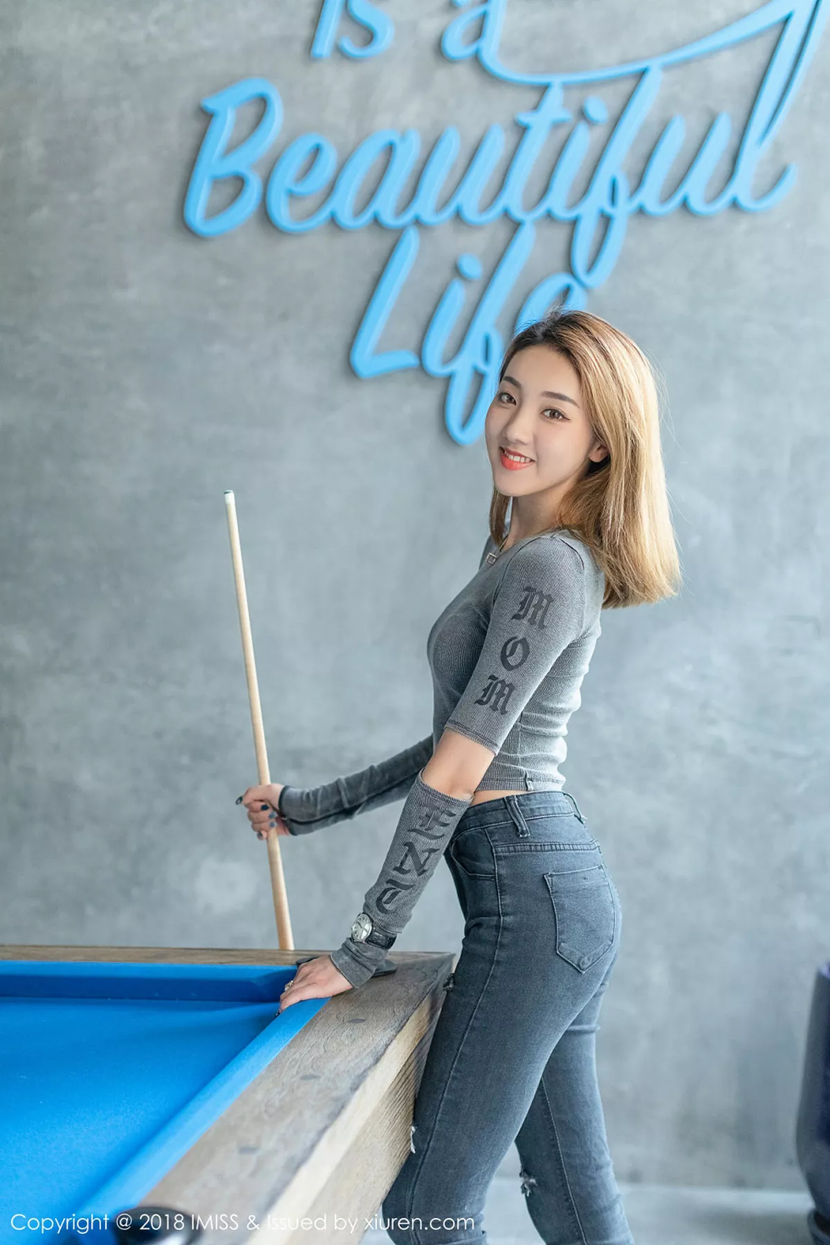 秀人集.com_[IMISS爱蜜社]Vol.295_嫩模美琪vicky户外粉色背带牛仔热裤秀完美身材性感写真34P