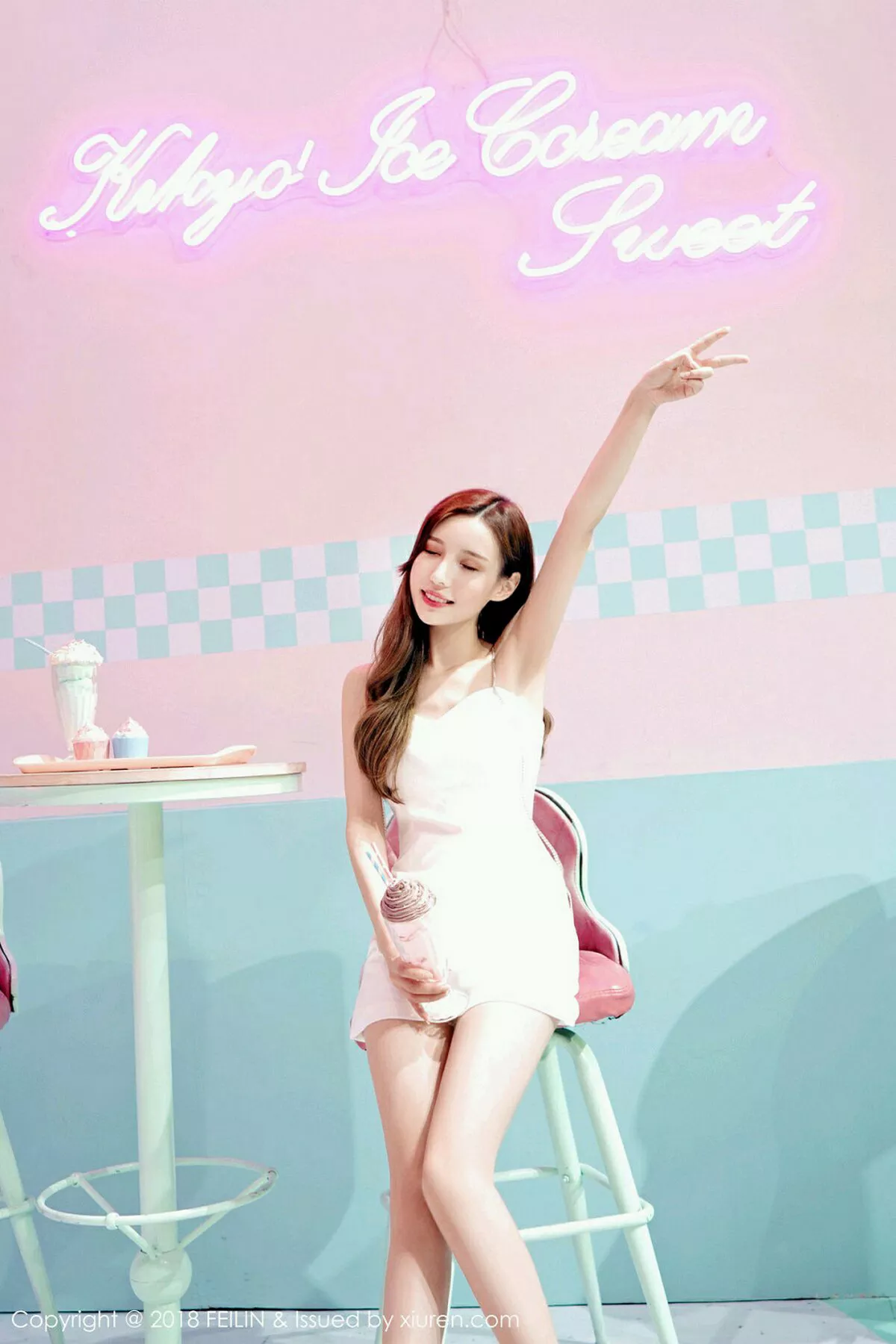 秀人集.com_[FeiLin嗲囡囡]Vol.170_嫩模柠柠_mika户外牛仔短裤+室内清新连身裙迷人写真43P