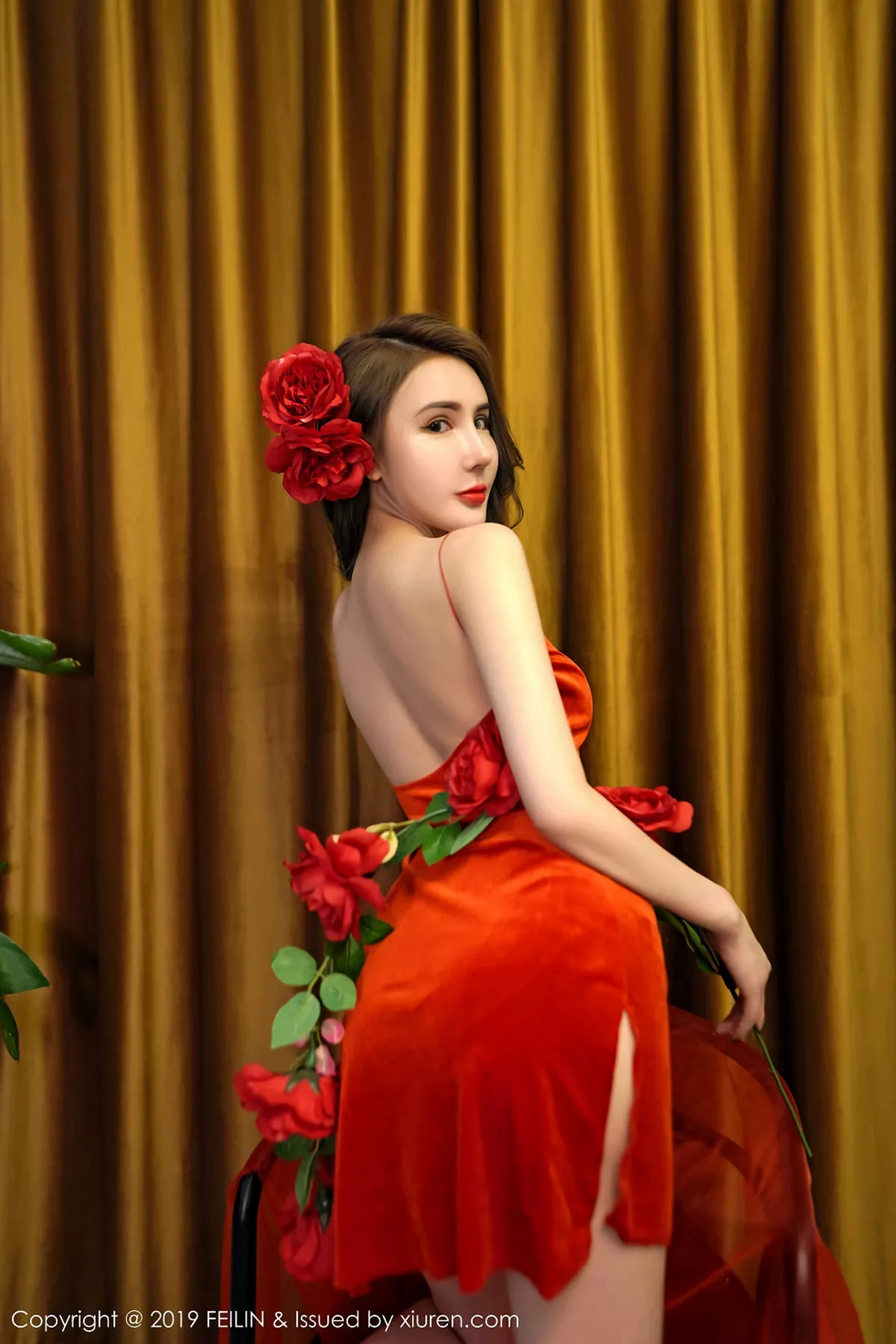 秀人集.com_[FeiLin嗲囡囡]Vol.200_嫩模伍月may私房红色连身裙+白衬衣制服秀苗条身材性感写真50P