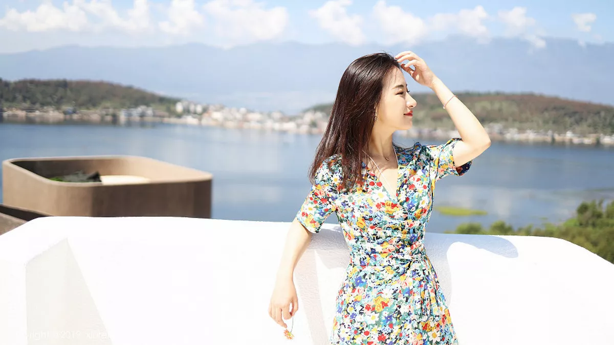 秀人集.com_[XiuRen秀人网]No.1641_嫩模艺儿伢呦户外海边性感花色连身裙秀完美身材靓丽迷人写真53P