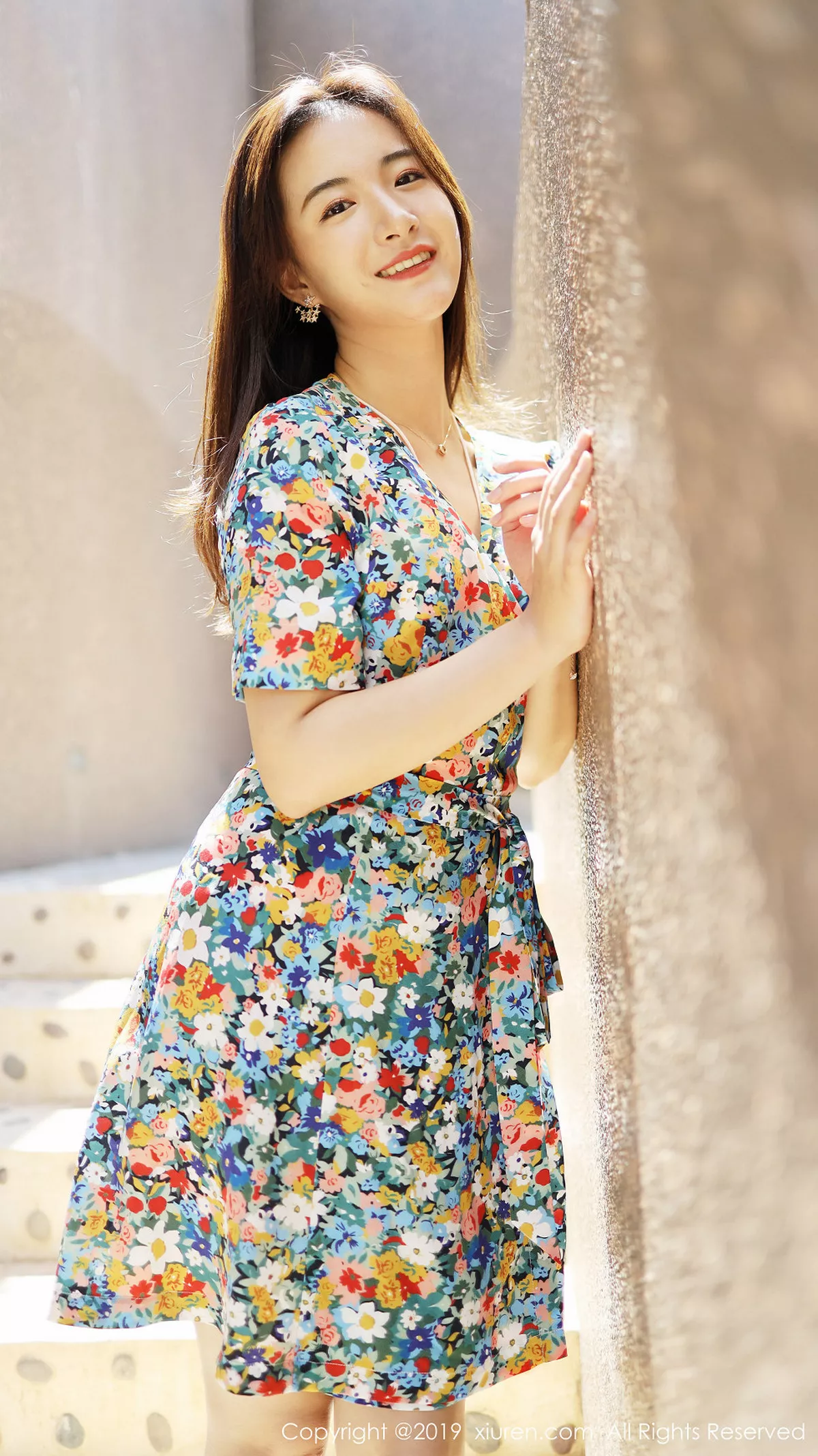 秀人集.com_[XiuRen秀人网]No.1641_嫩模艺儿伢呦户外海边性感花色连身裙秀完美身材靓丽迷人写真53P