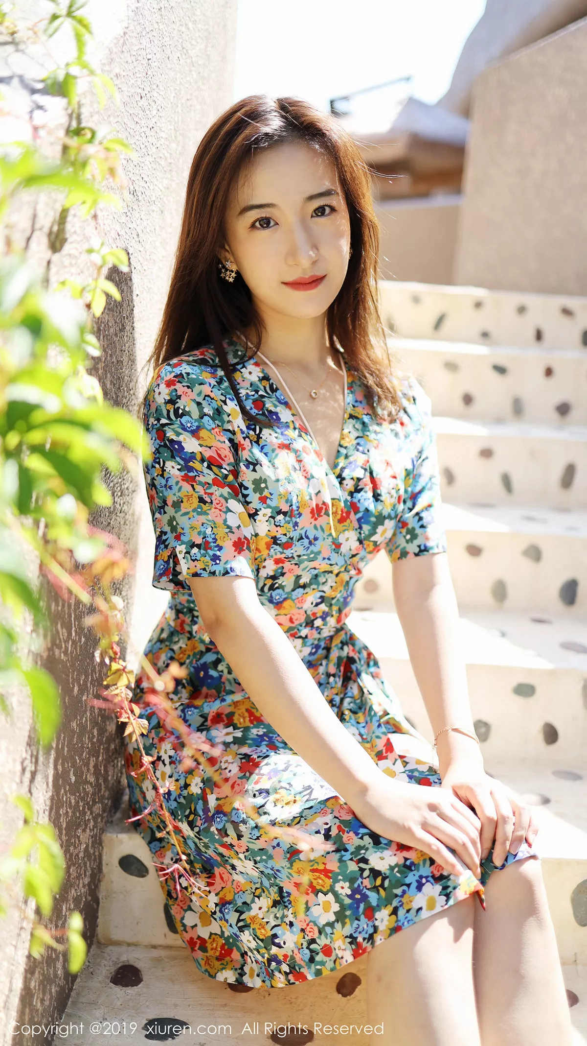 秀人集.com_[XiuRen秀人网]No.1641_嫩模艺儿伢呦户外海边性感花色连身裙秀完美身材靓丽迷人写真53P