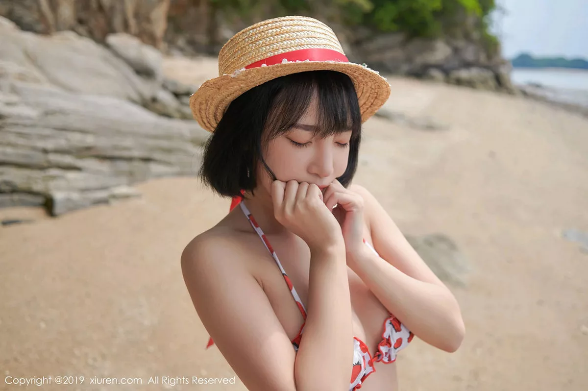 秀人集.com_[XiuRen秀人网]No.1611_美女模特_卿卿韩国旅拍海边沙滩性感比基尼秀完美身材写真53P