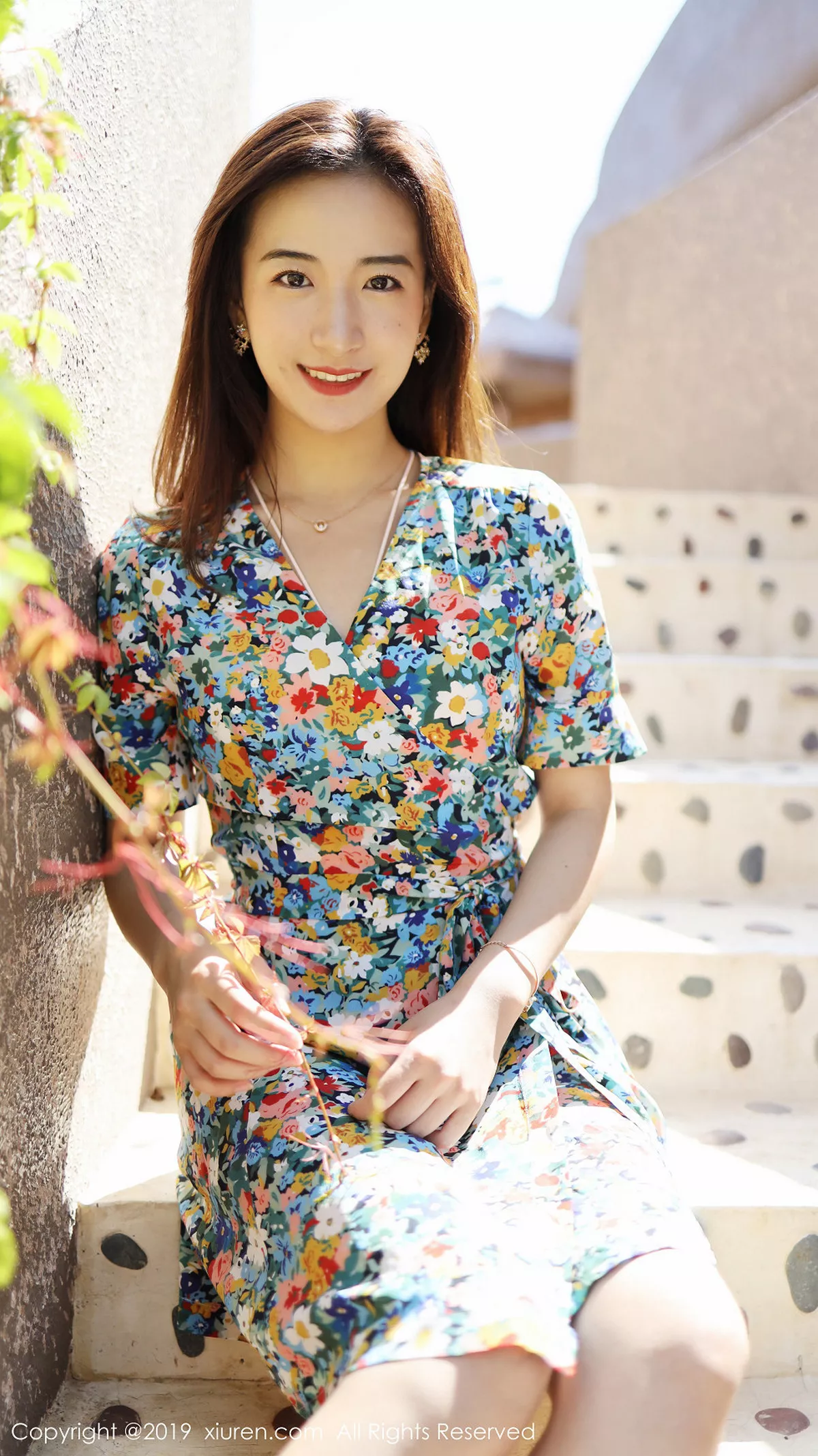 秀人集.com_[XiuRen秀人网]No.1641_嫩模艺儿伢呦户外海边性感花色连身裙秀完美身材靓丽迷人写真53P