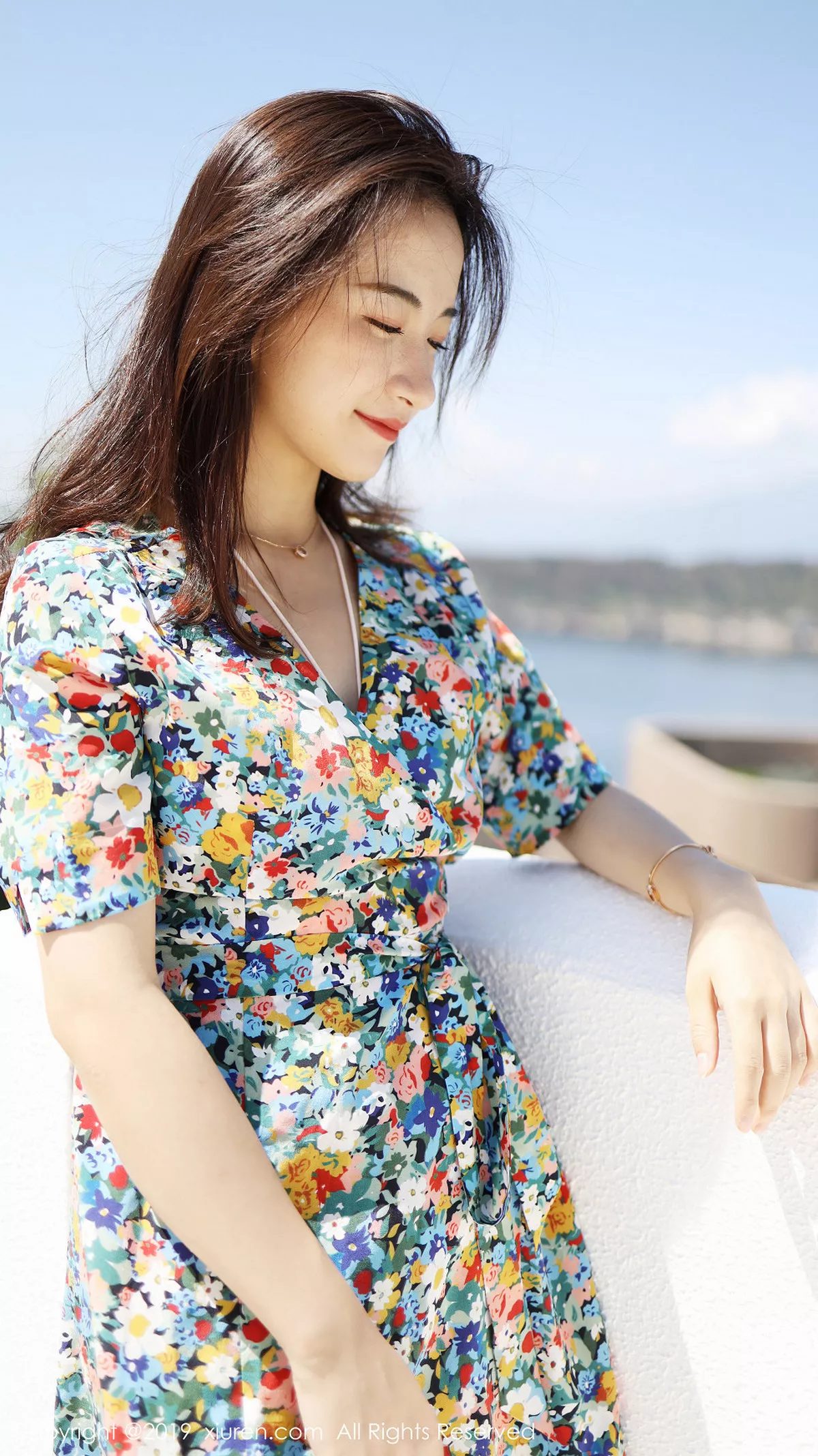 秀人集.com_[XiuRen秀人网]No.1641_嫩模艺儿伢呦户外海边性感花色连身裙秀完美身材靓丽迷人写真53P