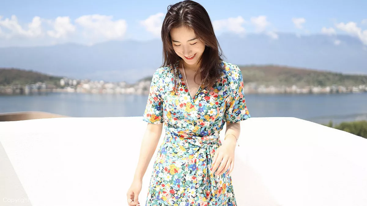 秀人集.com_[XiuRen秀人网]No.1641_嫩模艺儿伢呦户外海边性感花色连身裙秀完美身材靓丽迷人写真53P