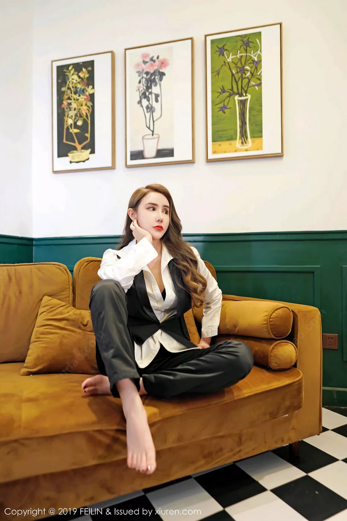 秀人集.com_[FeiLin嗲囡囡]Vol.200_嫩模伍月may私房红色连身裙+白衬衣制服秀苗条身材性感写真50P