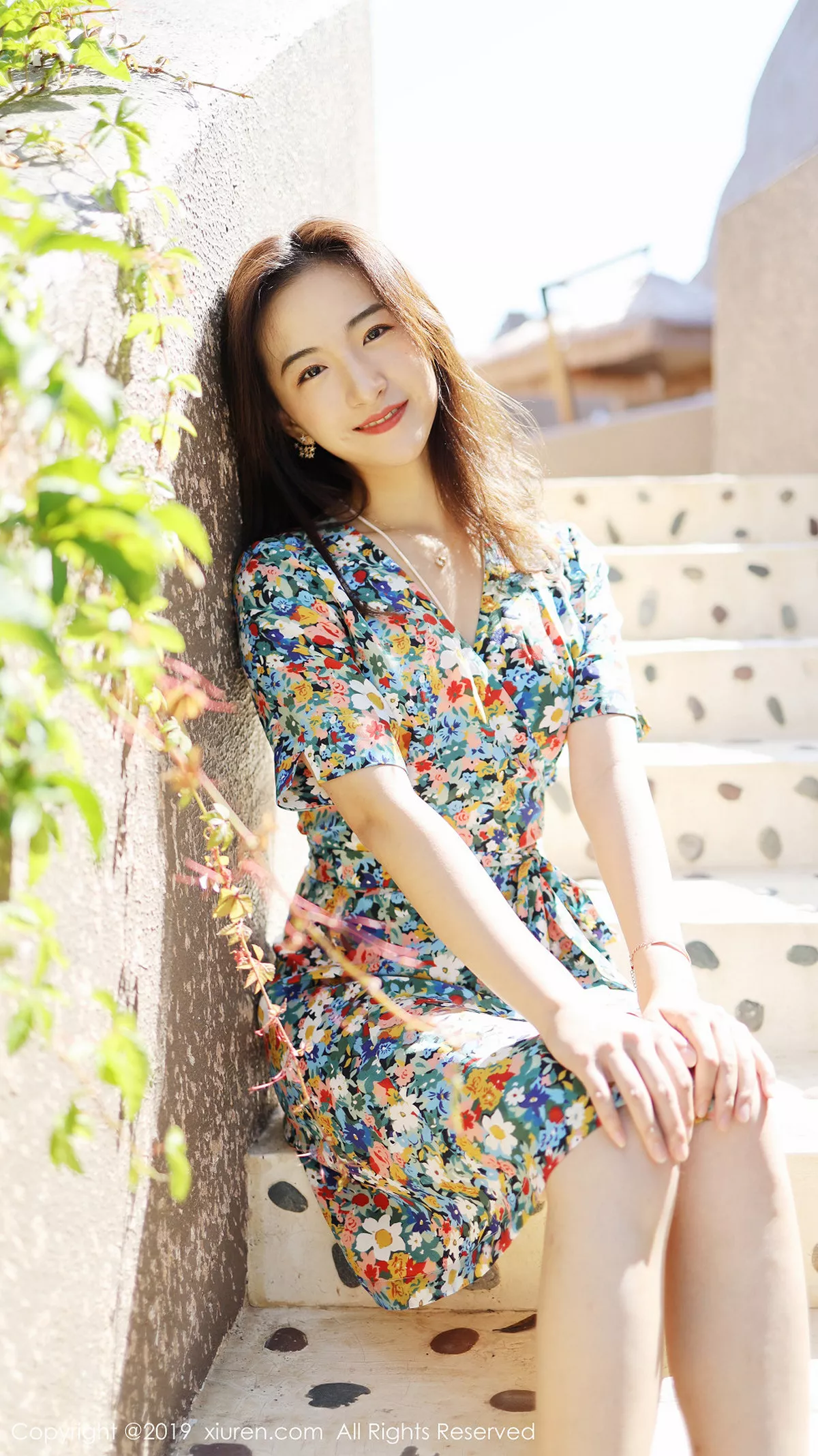 秀人集.com_[XiuRen秀人网]No.1641_嫩模艺儿伢呦户外海边性感花色连身裙秀完美身材靓丽迷人写真53P