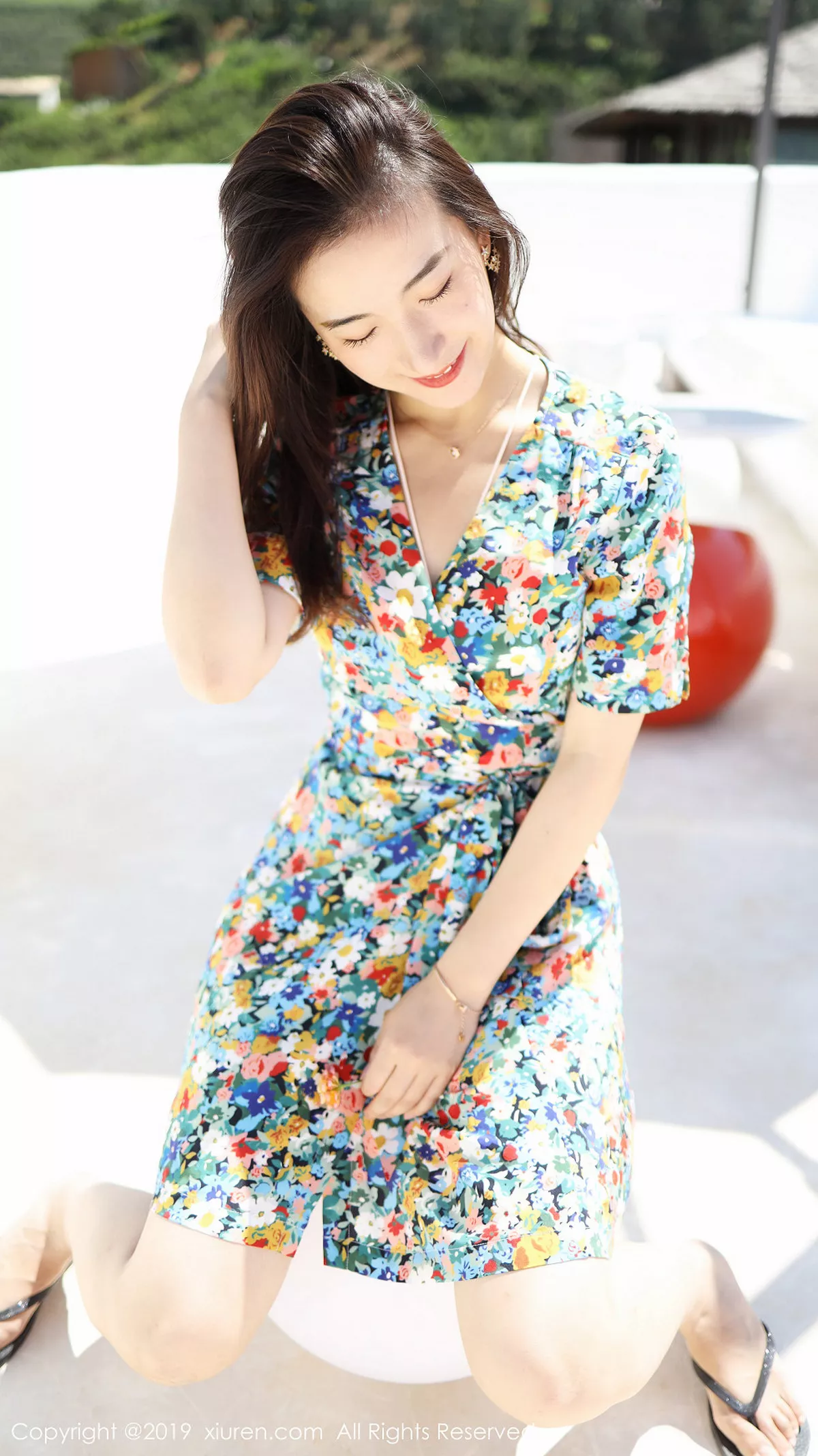 秀人集.com_[XiuRen秀人网]No.1641_嫩模艺儿伢呦户外海边性感花色连身裙秀完美身材靓丽迷人写真53P