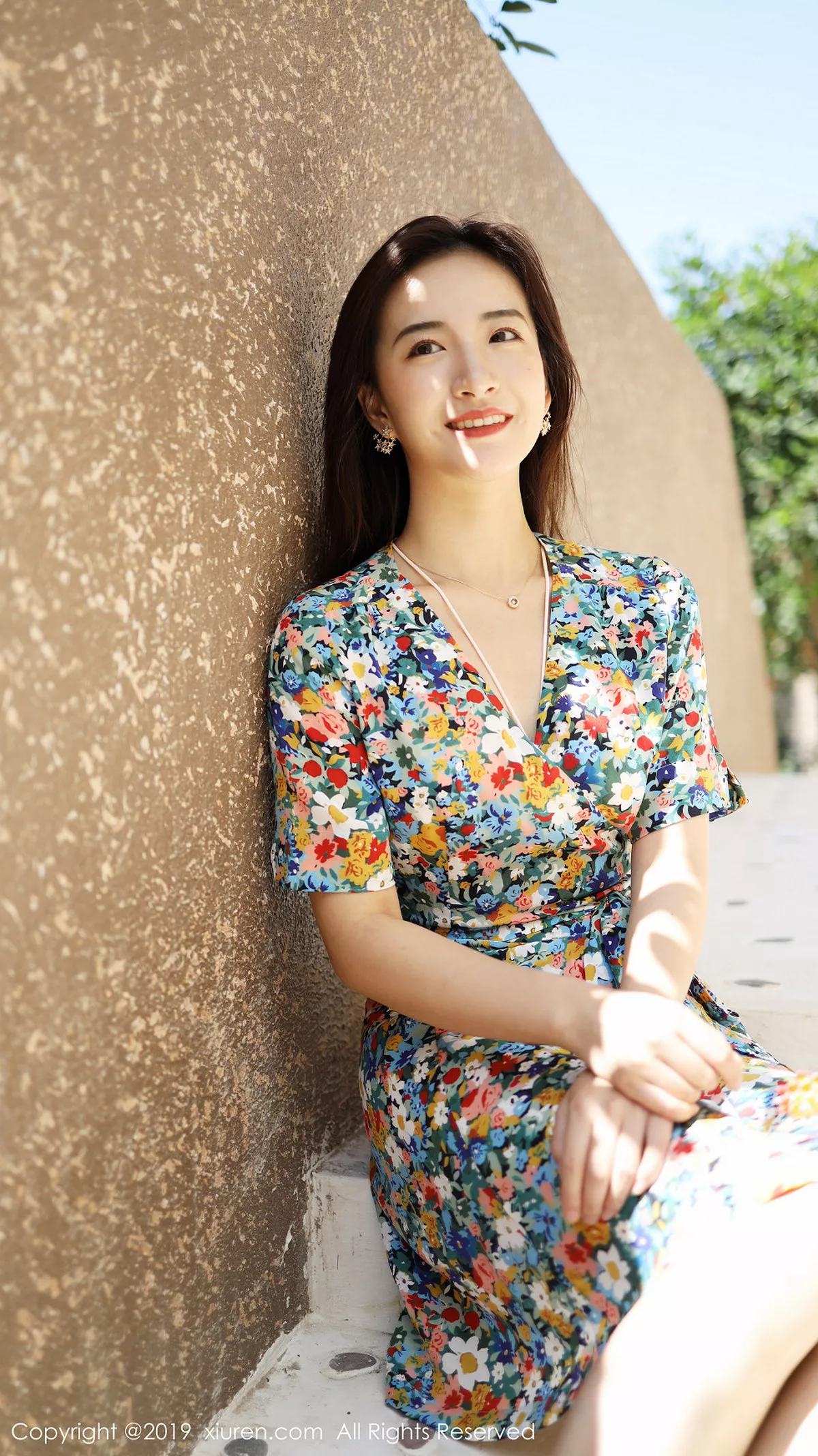 秀人集.com_[XiuRen秀人网]No.1641_嫩模艺儿伢呦户外海边性感花色连身裙秀完美身材靓丽迷人写真53P