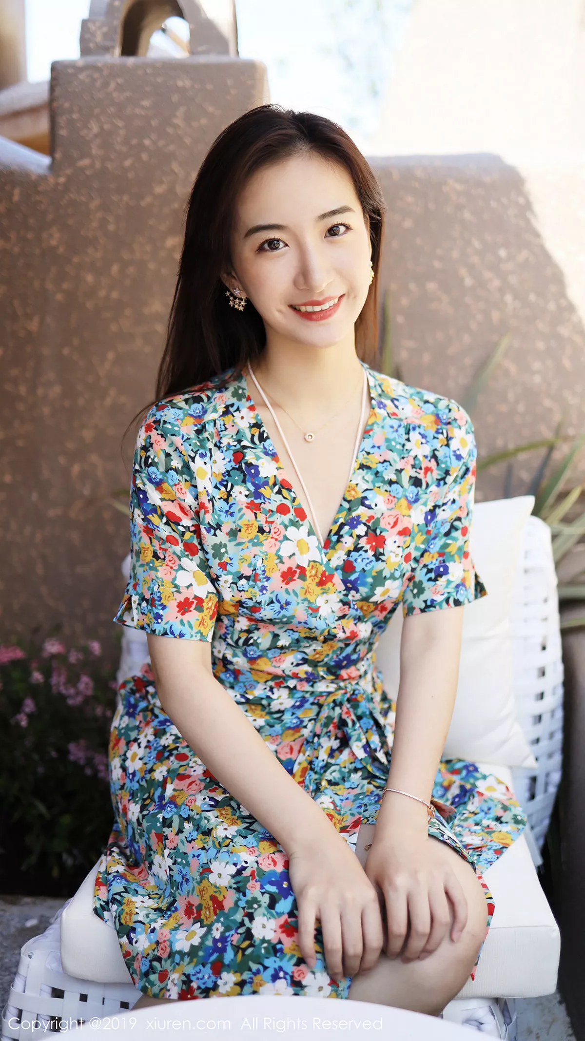 秀人集.com_[XiuRen秀人网]No.1641_嫩模艺儿伢呦户外海边性感花色连身裙秀完美身材靓丽迷人写真53P