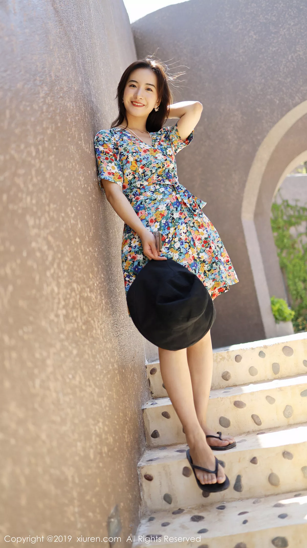 秀人集.com_[XiuRen秀人网]No.1641_嫩模艺儿伢呦户外海边性感花色连身裙秀完美身材靓丽迷人写真53P