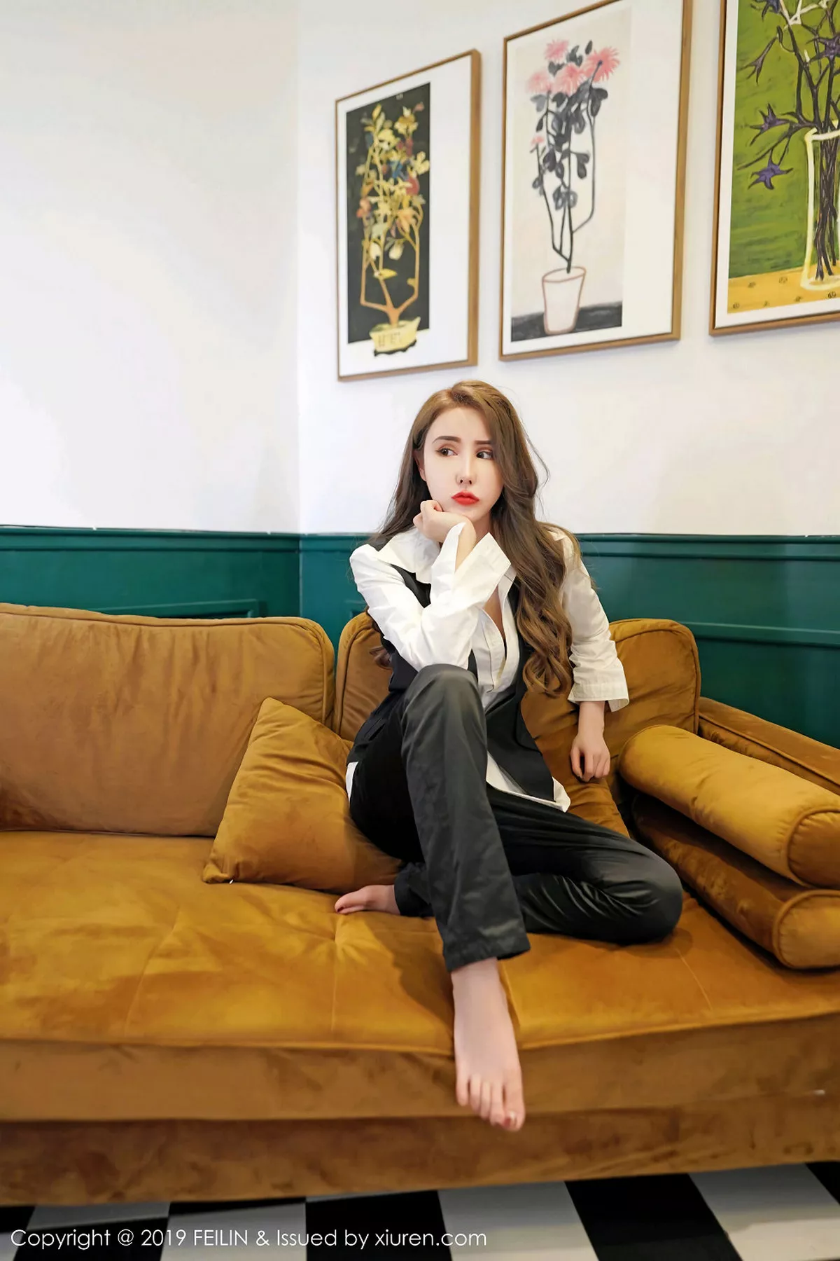 秀人集.com_[FeiLin嗲囡囡]Vol.200_嫩模伍月may私房红色连身裙+白衬衣制服秀苗条身材性感写真50P