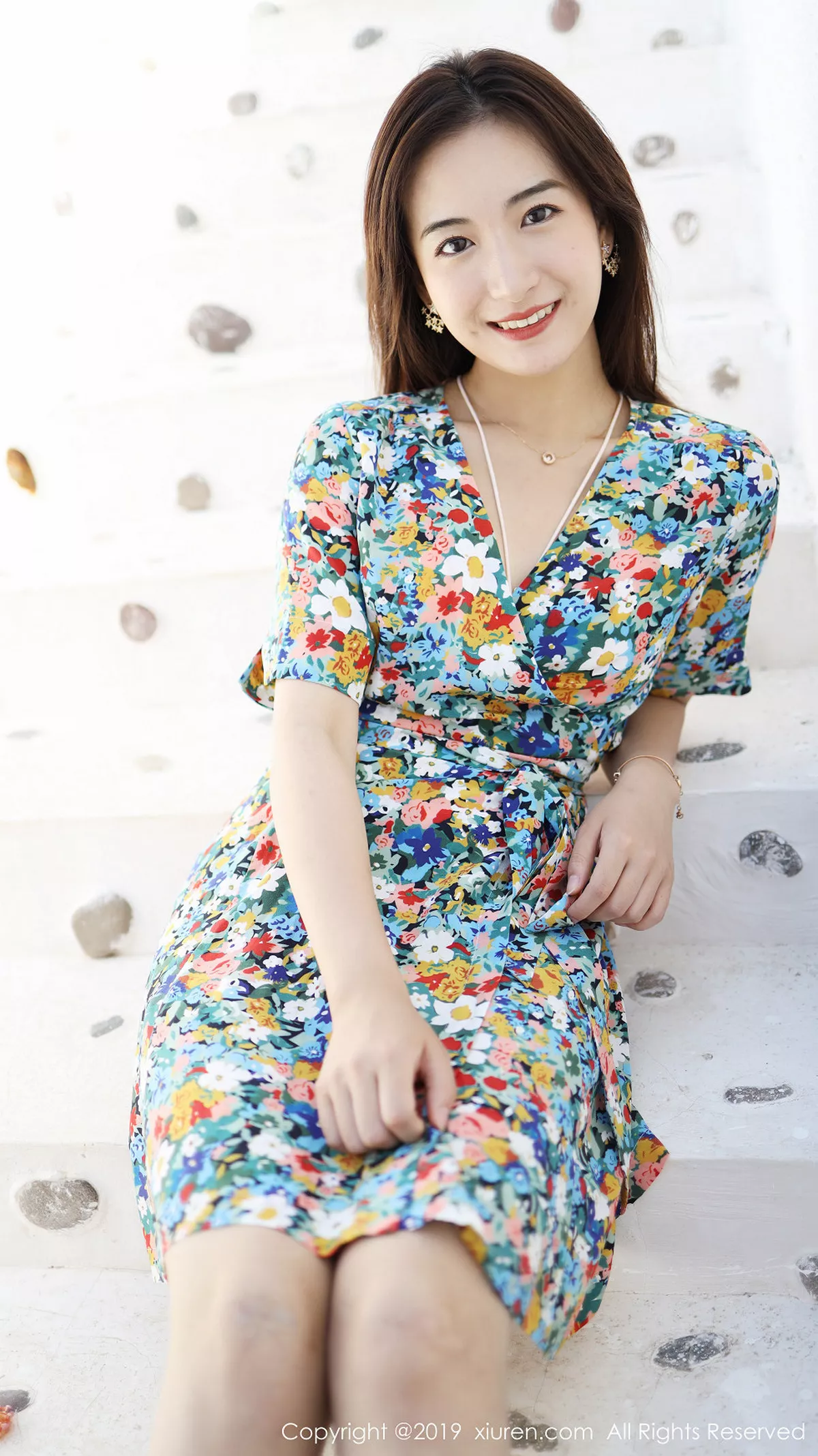 秀人集.com_[XiuRen秀人网]No.1641_嫩模艺儿伢呦户外海边性感花色连身裙秀完美身材靓丽迷人写真53P