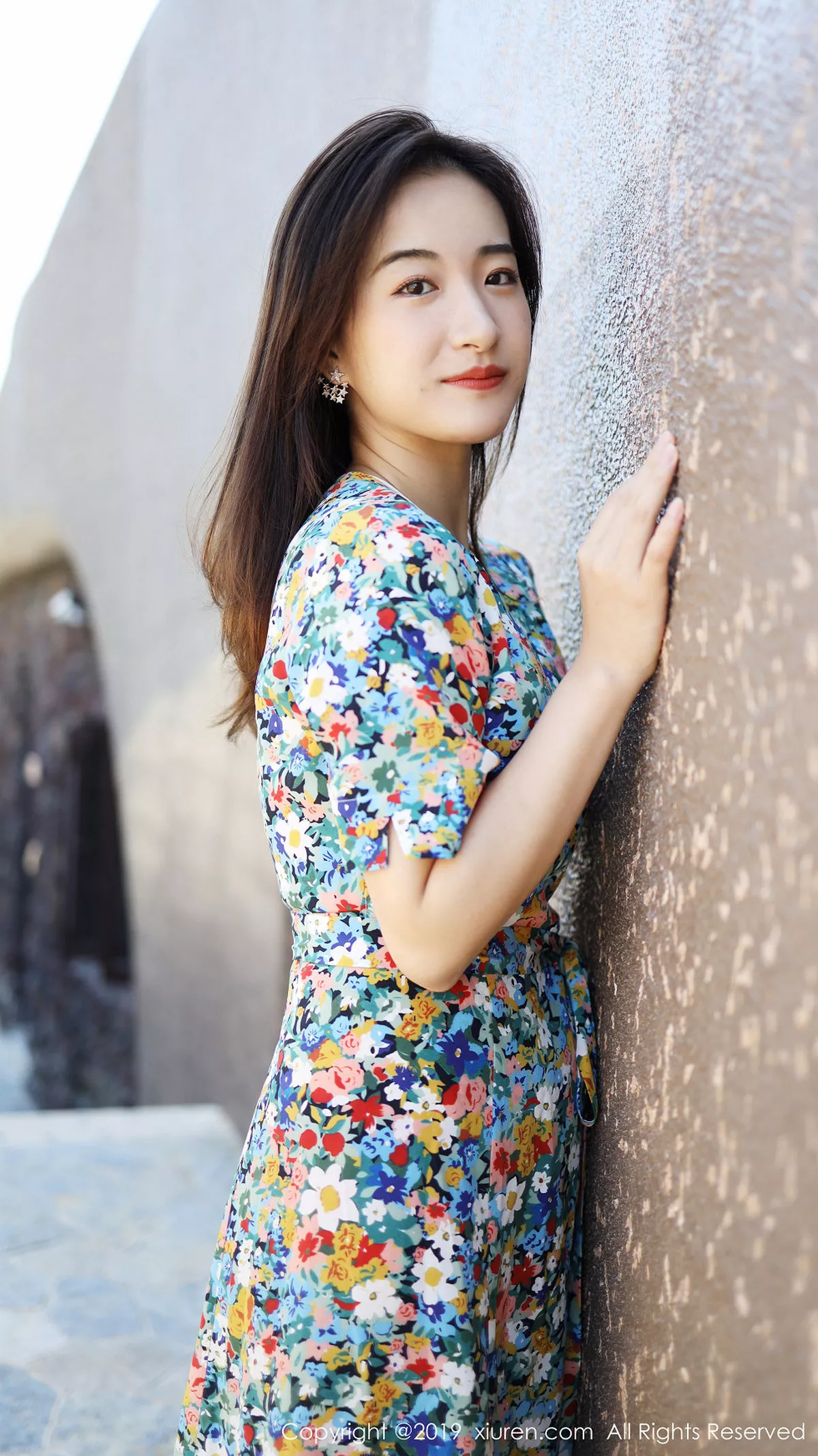 秀人集.com_[XiuRen秀人网]No.1641_嫩模艺儿伢呦户外海边性感花色连身裙秀完美身材靓丽迷人写真53P