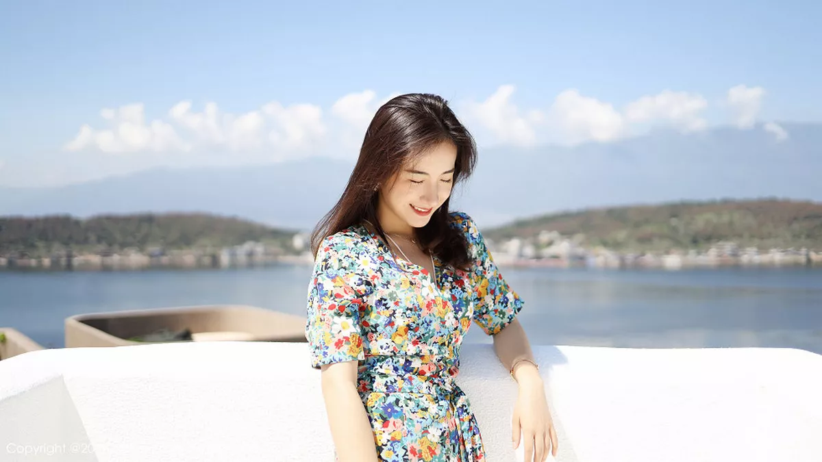 秀人集.com_[XiuRen秀人网]No.1641_嫩模艺儿伢呦户外海边性感花色连身裙秀完美身材靓丽迷人写真53P