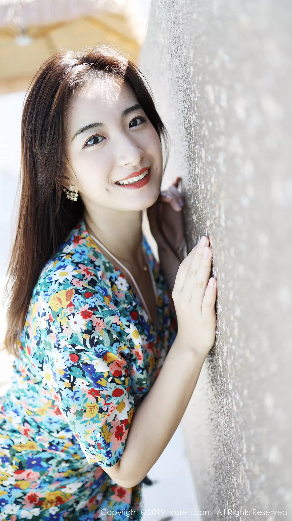 秀人集.com_[XiuRen秀人网]No.1641_嫩模艺儿伢呦户外海边性感花色连身裙秀完美身材靓丽迷人写真53P