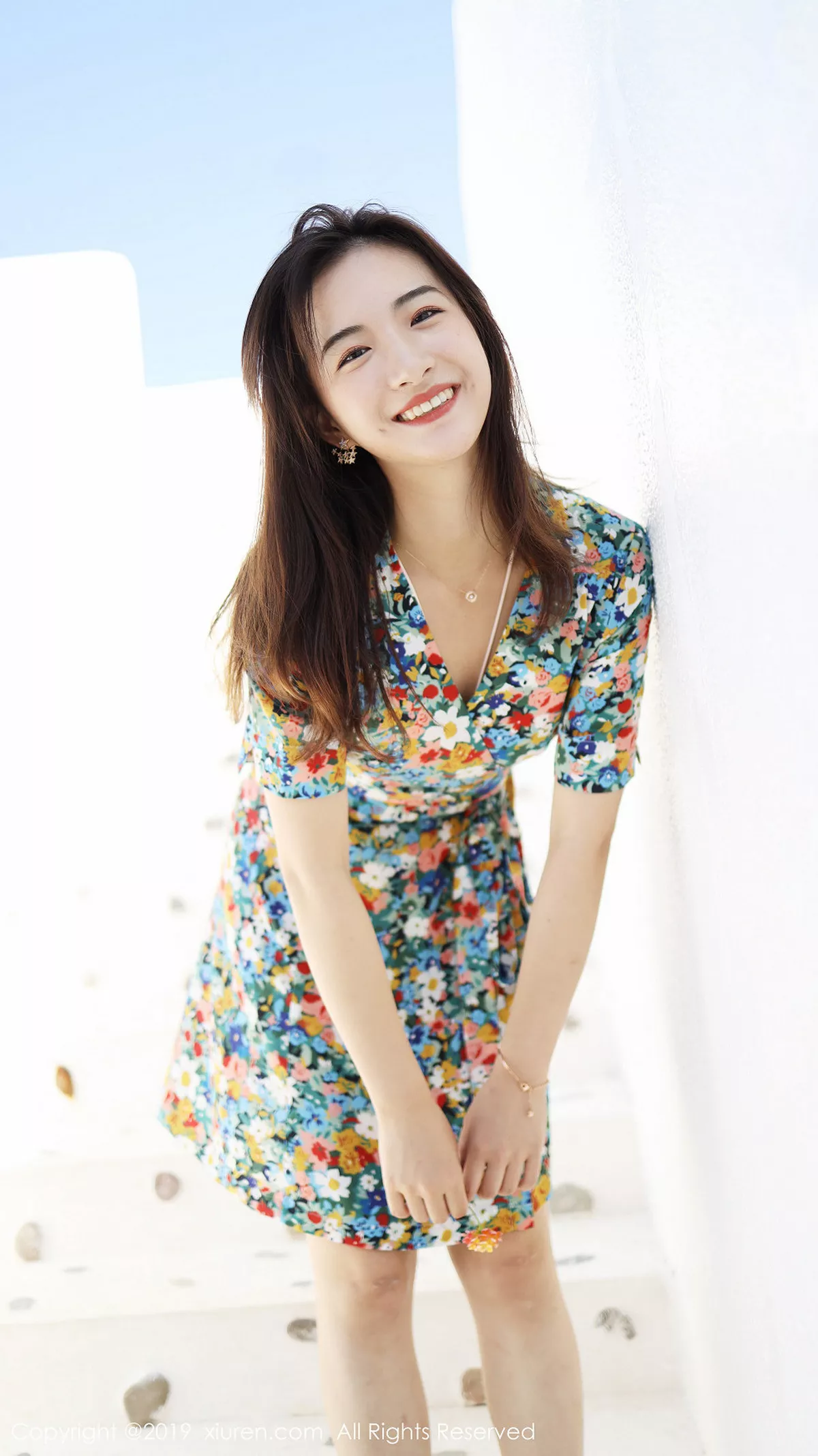 秀人集.com_[XiuRen秀人网]No.1641_嫩模艺儿伢呦户外海边性感花色连身裙秀完美身材靓丽迷人写真53P