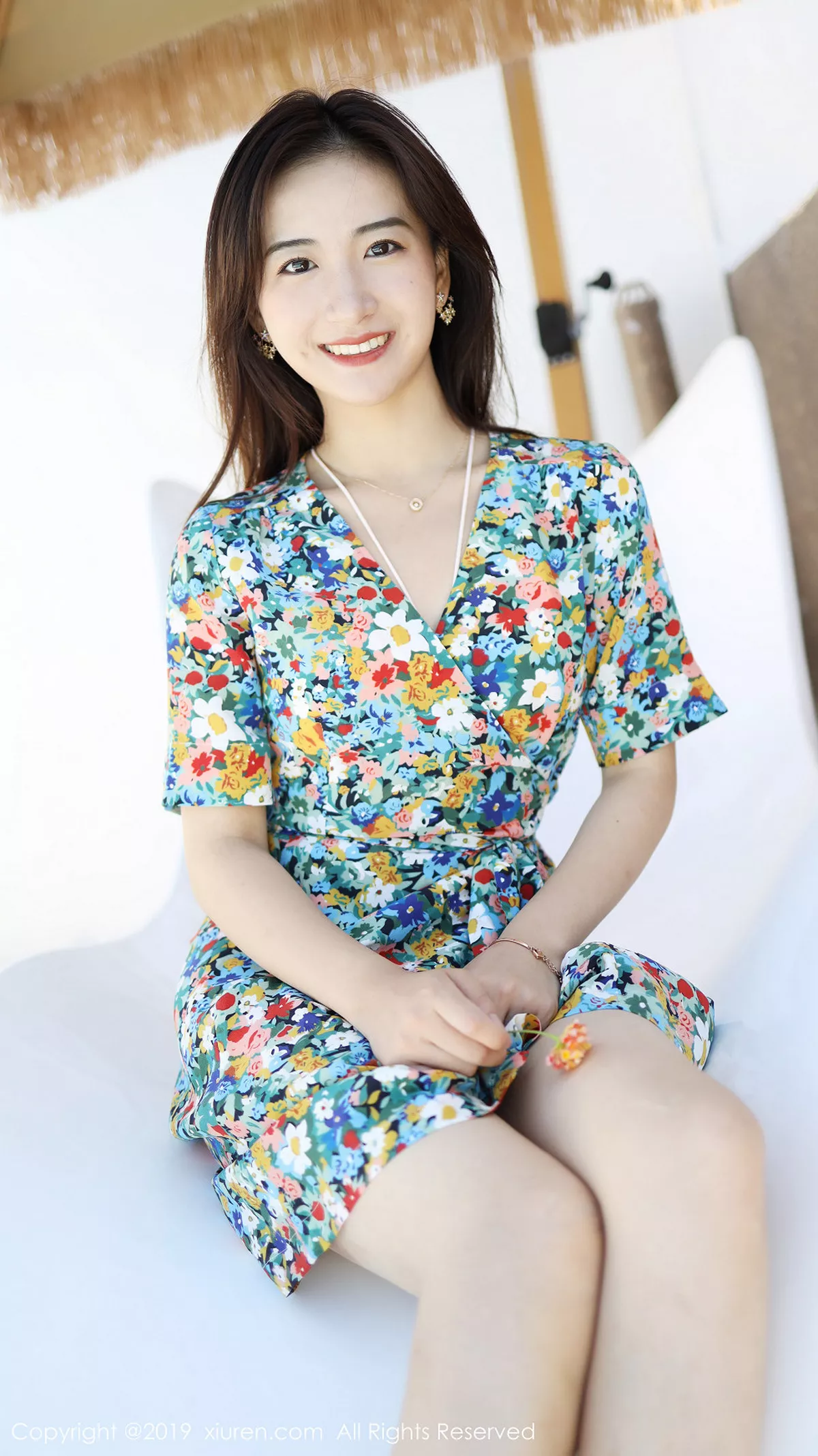 秀人集.com_[XiuRen秀人网]No.1641_嫩模艺儿伢呦户外海边性感花色连身裙秀完美身材靓丽迷人写真53P