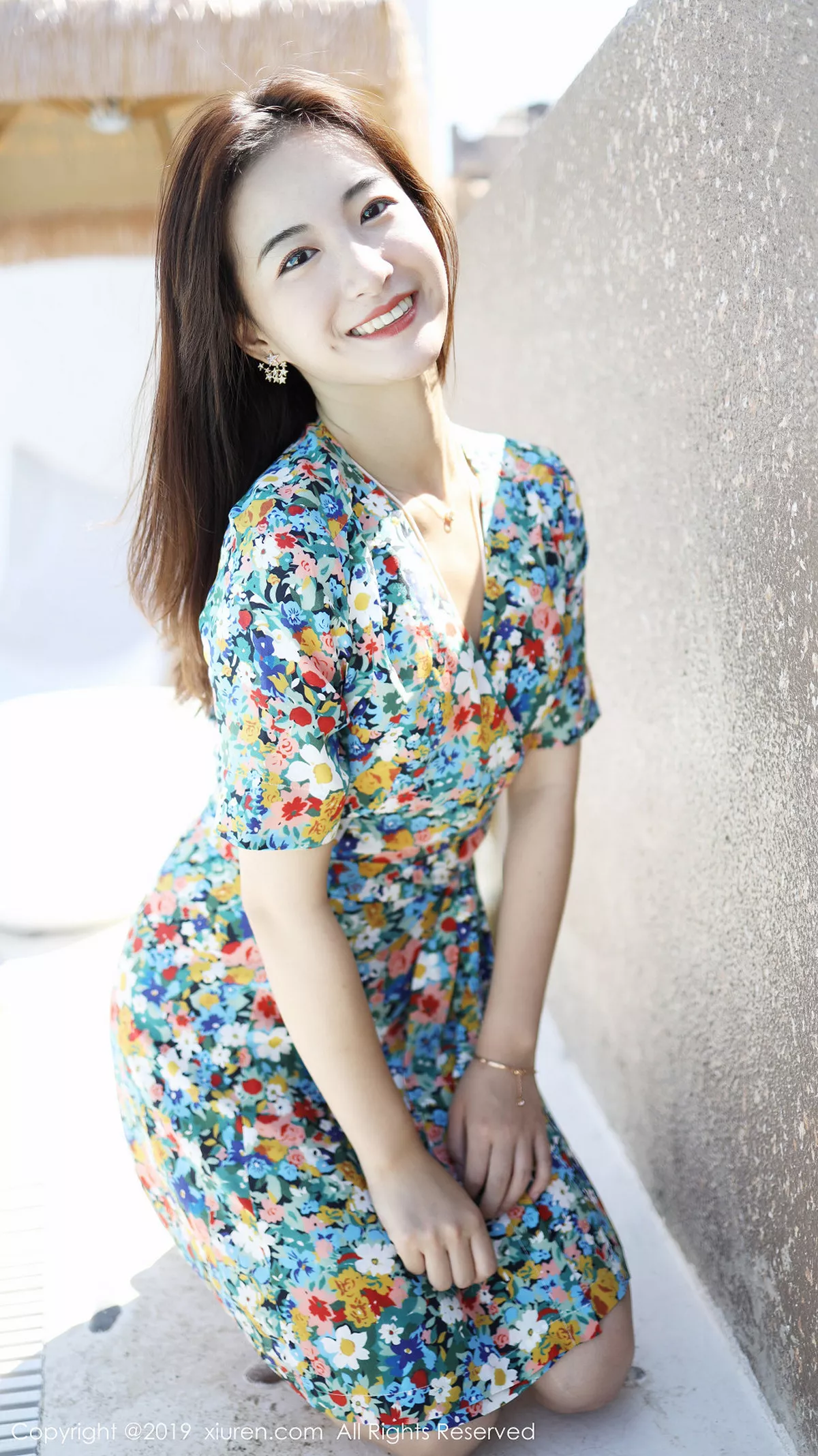 秀人集.com_[XiuRen秀人网]No.1641_嫩模艺儿伢呦户外海边性感花色连身裙秀完美身材靓丽迷人写真53P