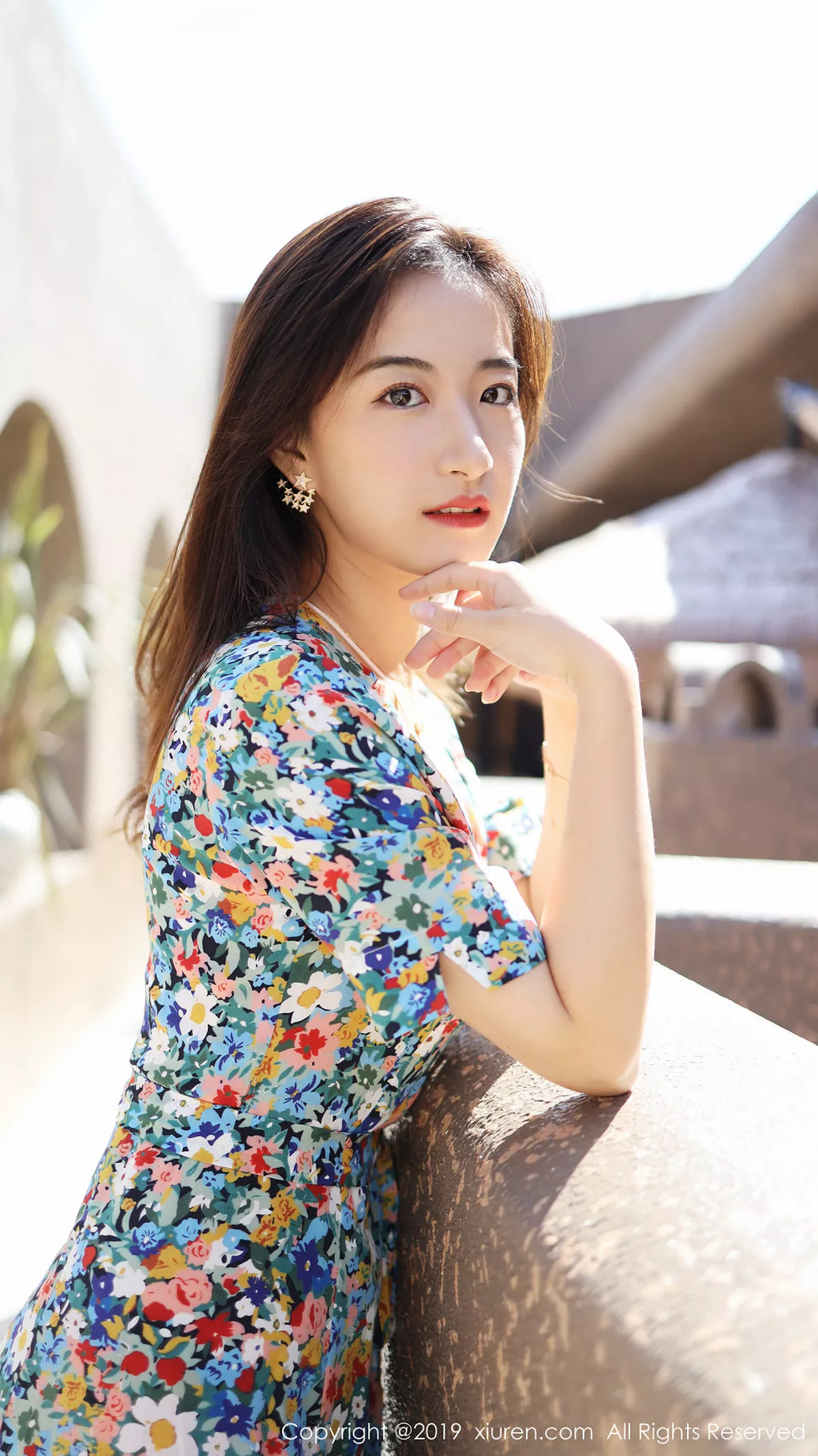 秀人集.com_[XiuRen秀人网]No.1641_嫩模艺儿伢呦户外海边性感花色连身裙秀完美身材靓丽迷人写真53P