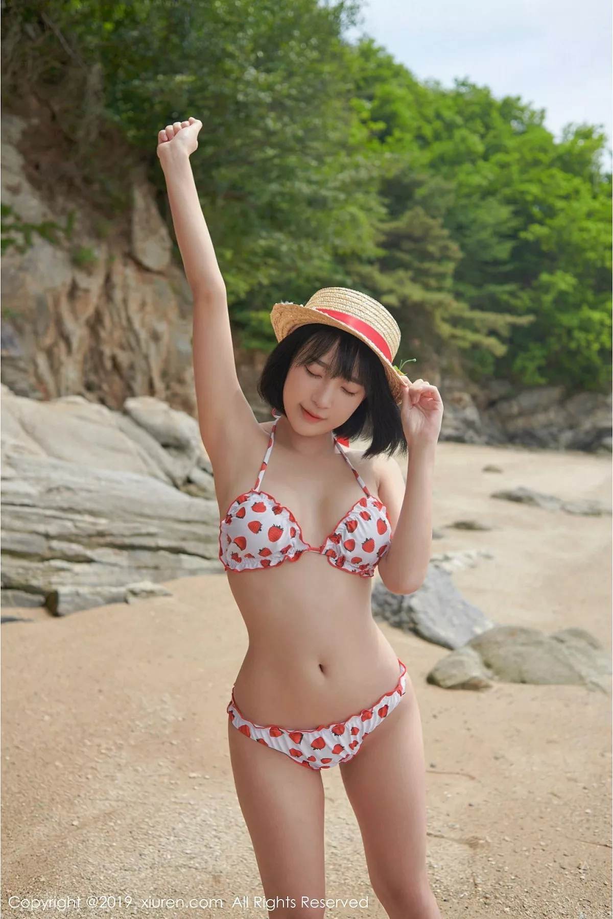 秀人集.com_[XiuRen秀人网]No.1611_美女模特_卿卿韩国旅拍海边沙滩性感比基尼秀完美身材写真53P