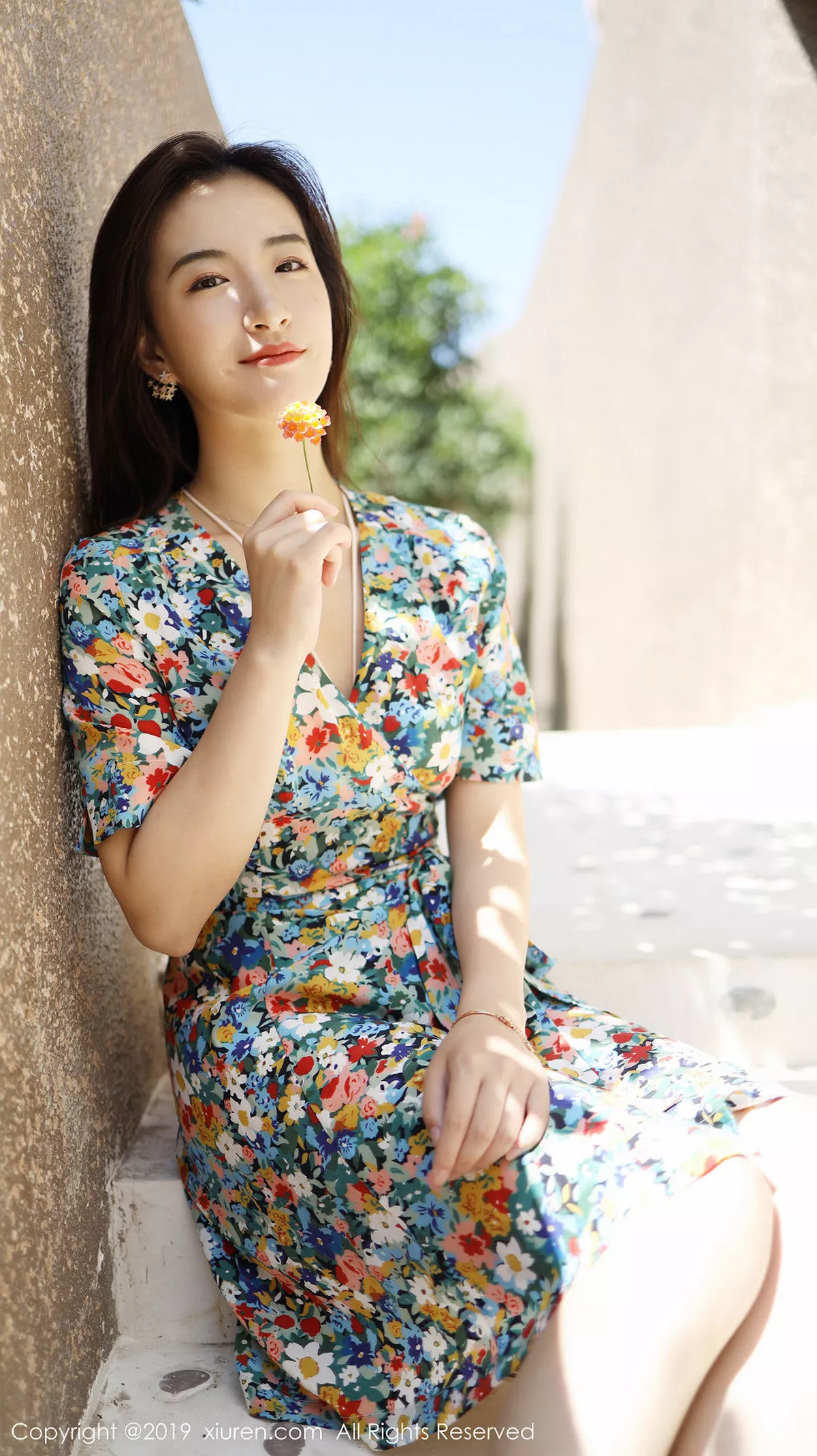 秀人集.com_[XiuRen秀人网]No.1641_嫩模艺儿伢呦户外海边性感花色连身裙秀完美身材靓丽迷人写真53P