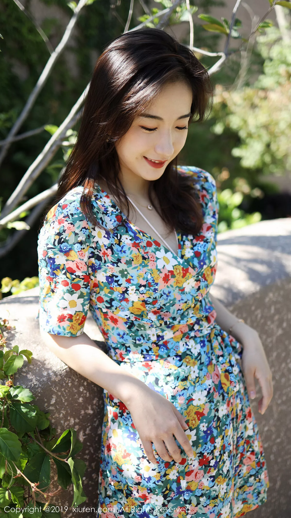 秀人集.com_[XiuRen秀人网]No.1641_嫩模艺儿伢呦户外海边性感花色连身裙秀完美身材靓丽迷人写真53P