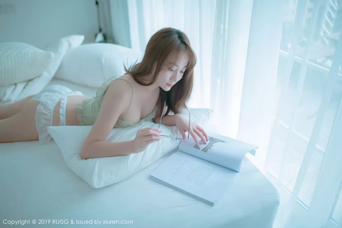 秀人集.com_[RUISG瑞丝馆]Vol.080_嫩模风衣月Lucy私房床上性感内衣配白色腿袜清爽迷人写真46P