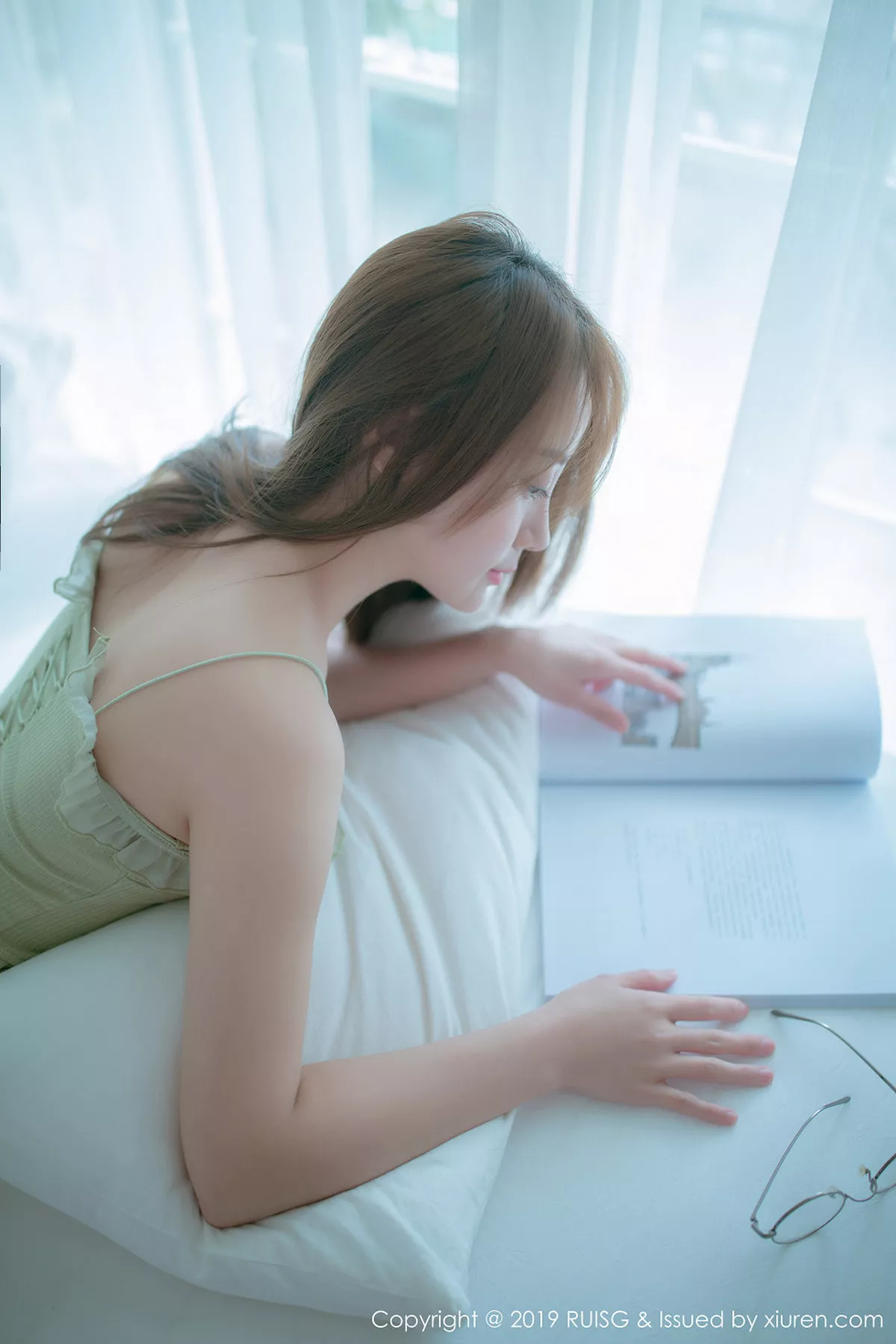 秀人集.com_[RUISG瑞丝馆]Vol.080_嫩模风衣月Lucy私房床上性感内衣配白色腿袜清爽迷人写真46P