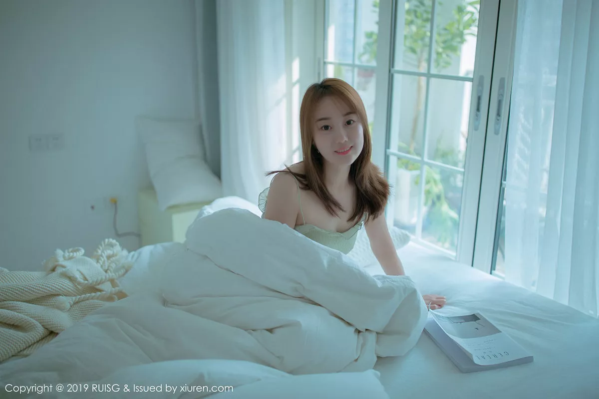 秀人集.com_[RUISG瑞丝馆]Vol.080_嫩模风衣月Lucy私房床上性感内衣配白色腿袜清爽迷人写真46P