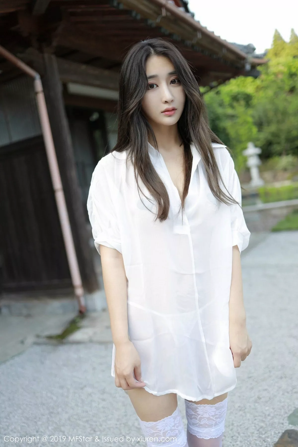 秀人集.com_[MFStar模范学院]Vol.219_嫩模Betty林子欣日本旅拍户外白衬衣配蕾丝吊袜诱惑写真53P