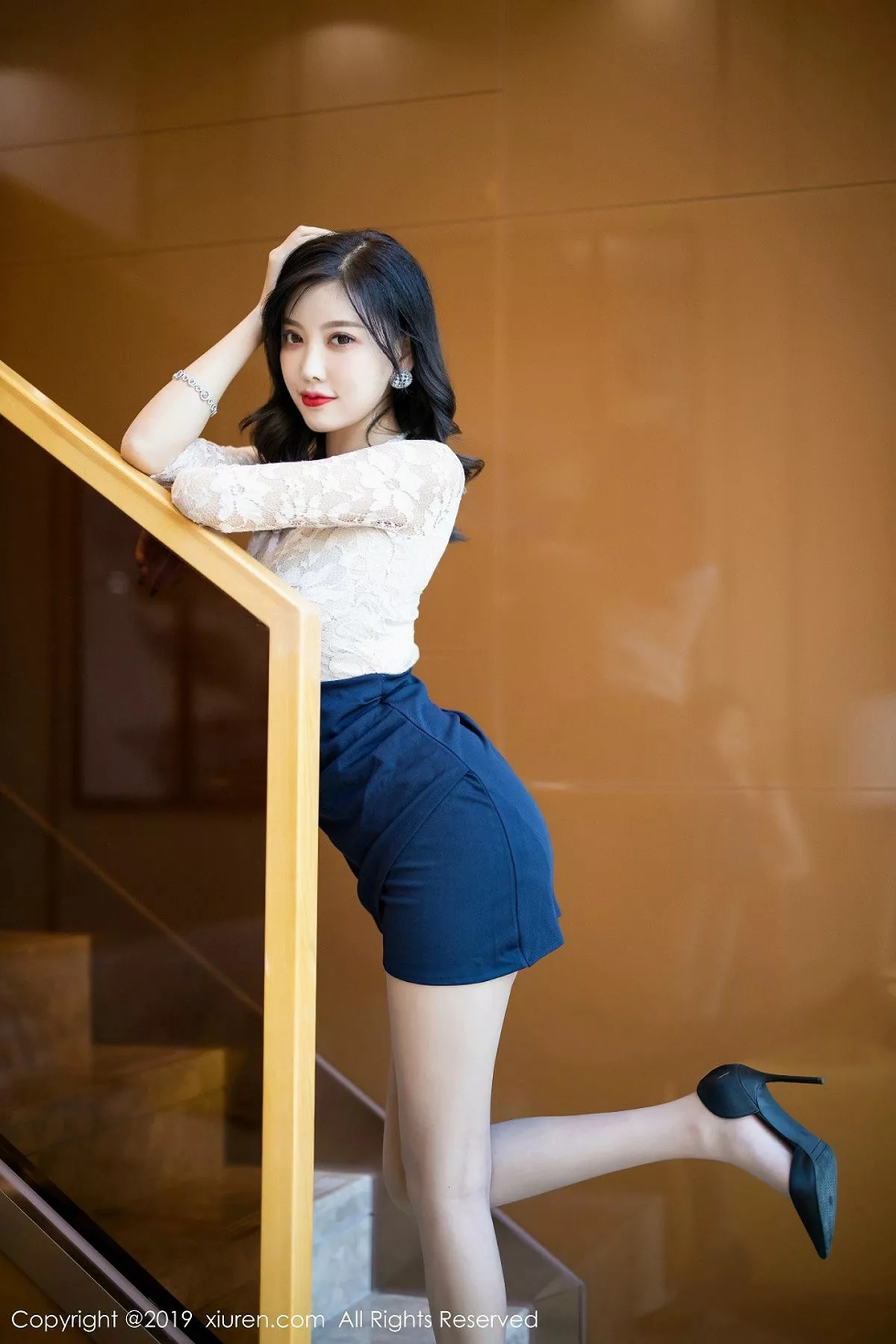 秀人集.com_[XiuRen秀人网]No.1717_女神杨晨晨sugar优雅吊裙配肉丝裤袜秀完美身材销魂诱惑写真70P