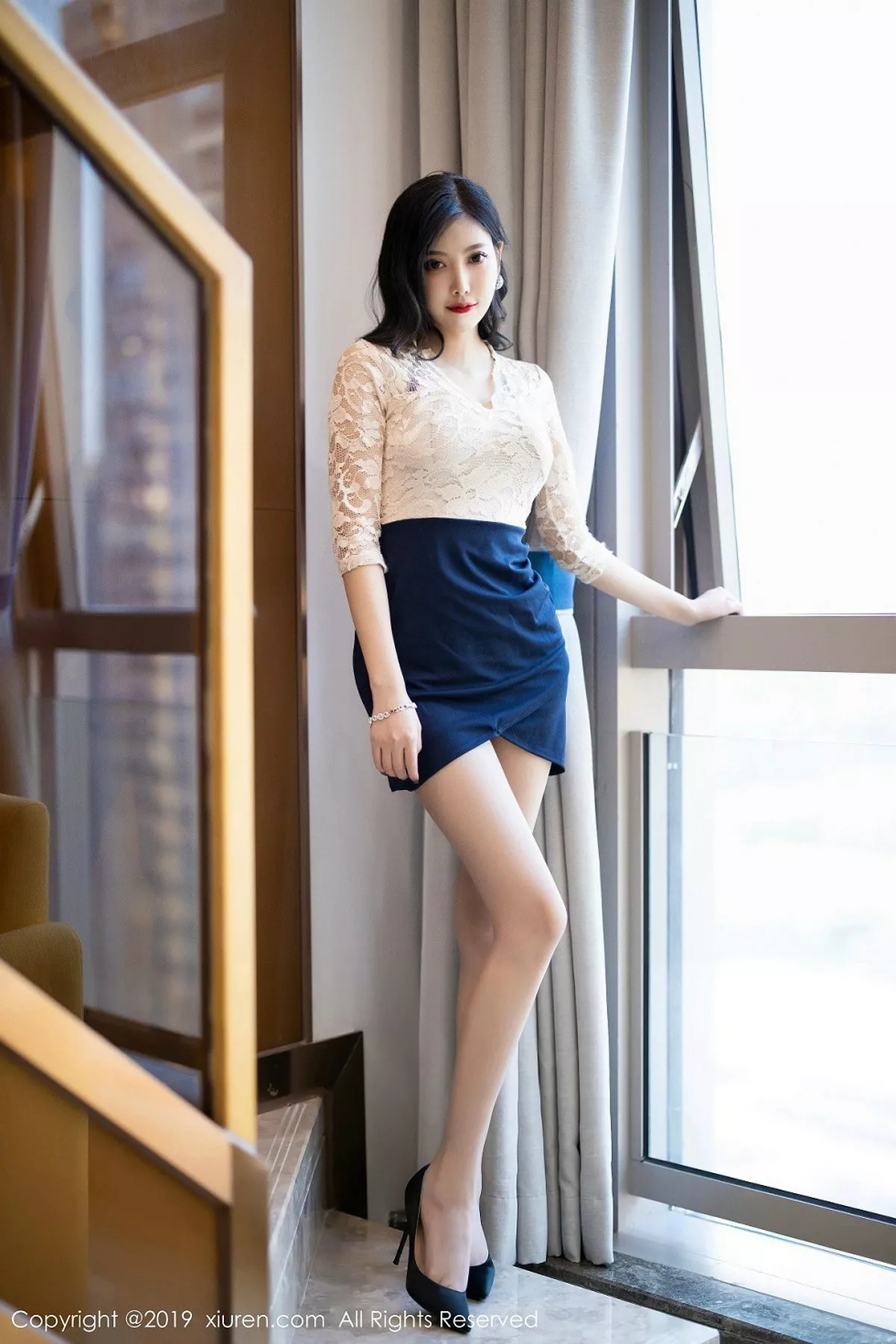 秀人集.com_[XiuRen秀人网]No.1717_女神杨晨晨sugar优雅吊裙配肉丝裤袜秀完美身材销魂诱惑写真70P