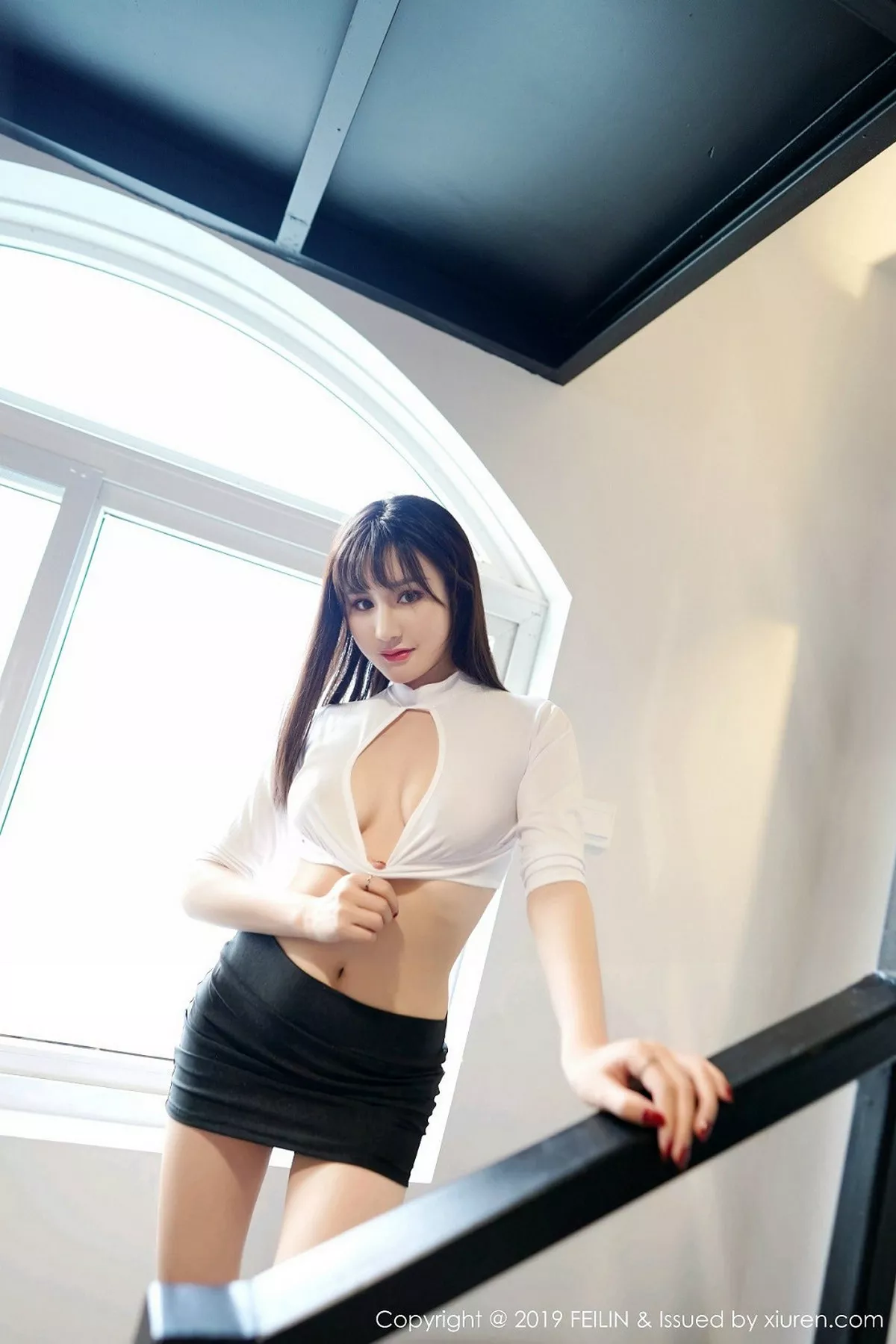 秀人集.com_[FeiLin嗲囡囡]Vol.210_嫩模Celina青妍私房白色内衣配黑短裙半脱露翘臀诱惑写真41P