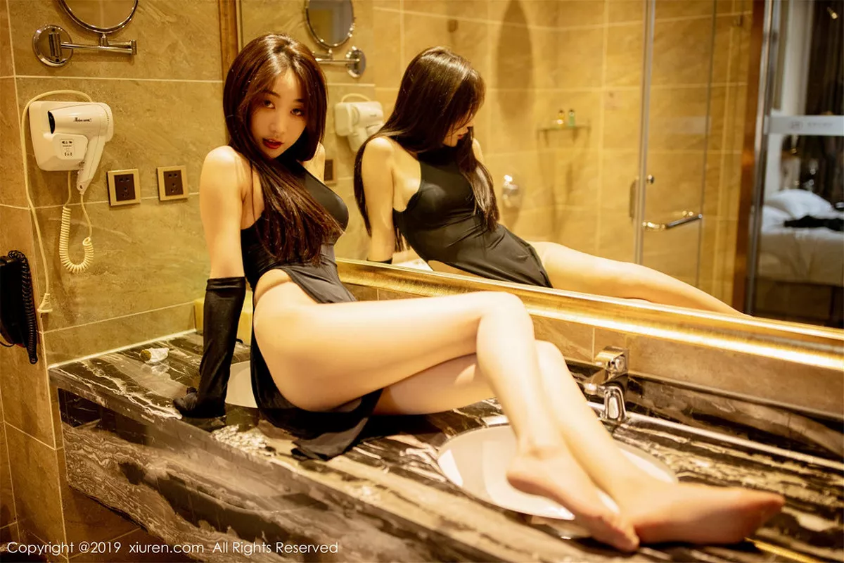 秀人集.com_[XiuRen秀人网]No.1708_嫩模小九月私房黑色古韵旗袍配无内肉丝裤袜秀翘臀屁沟诱惑写真64P