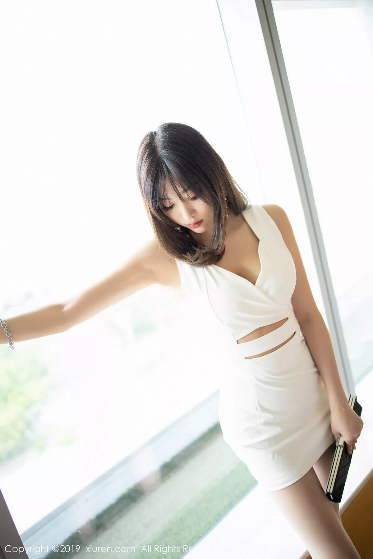 秀人集.com_[XiuRen秀人网]No.1695_女神杨晨晨sugar私房白色连身裙床上无内肉丝裤袜撩人诱惑写真91P