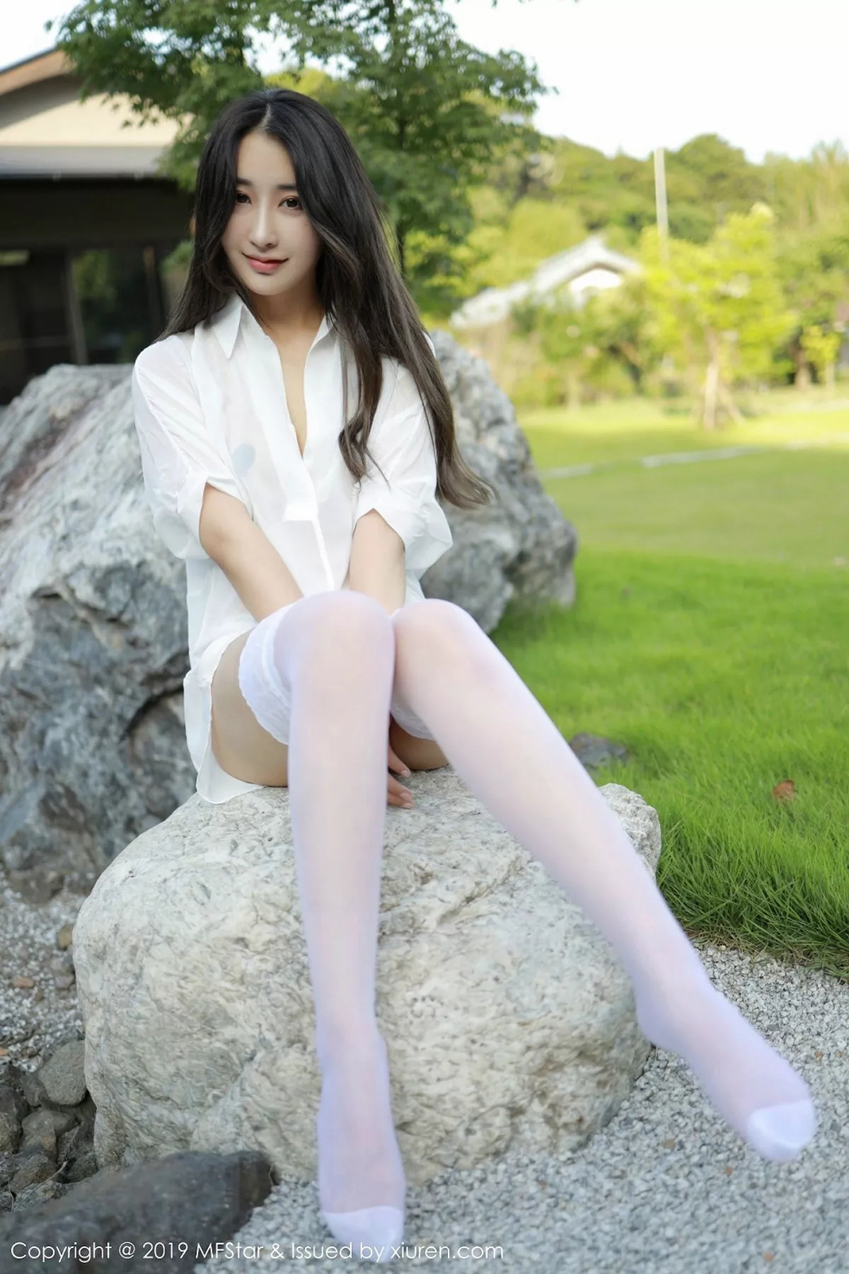 秀人集.com_[MFStar模范学院]Vol.219_嫩模Betty林子欣日本旅拍户外白衬衣配蕾丝吊袜诱惑写真53P