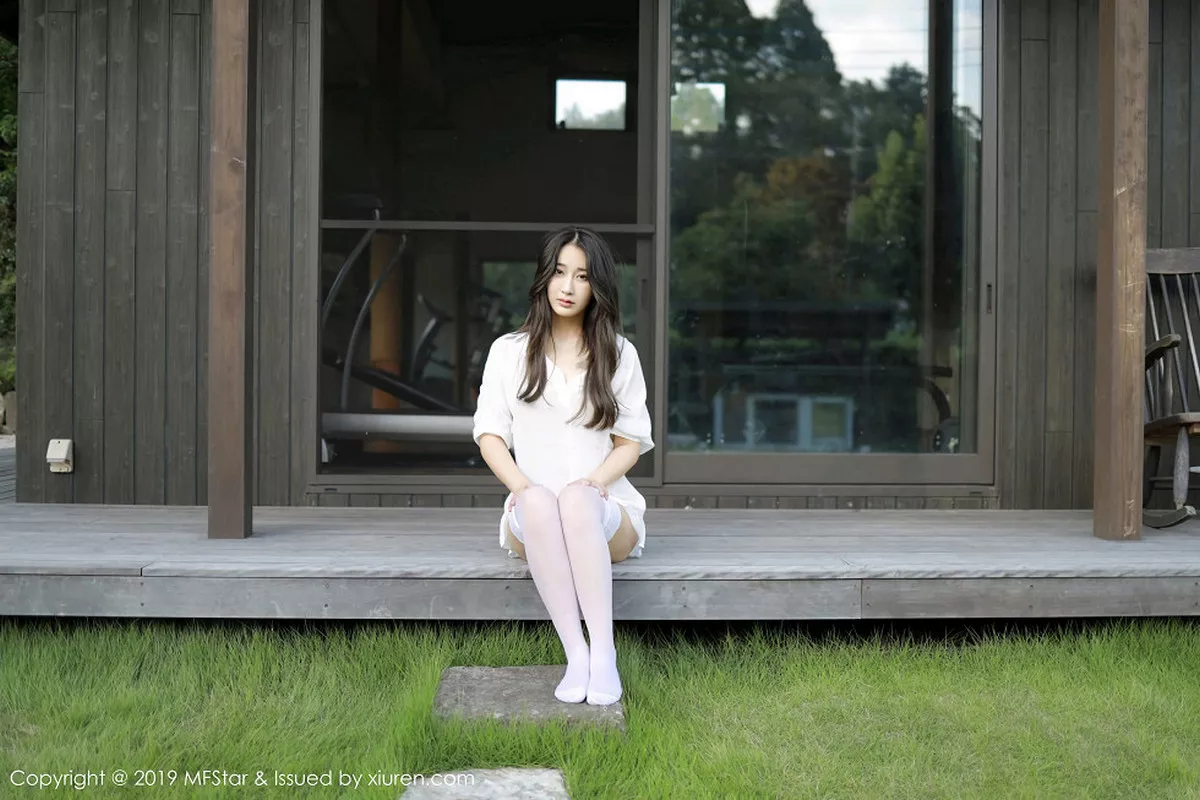 秀人集.com_[MFStar模范学院]Vol.219_嫩模Betty林子欣日本旅拍户外白衬衣配蕾丝吊袜诱惑写真53P