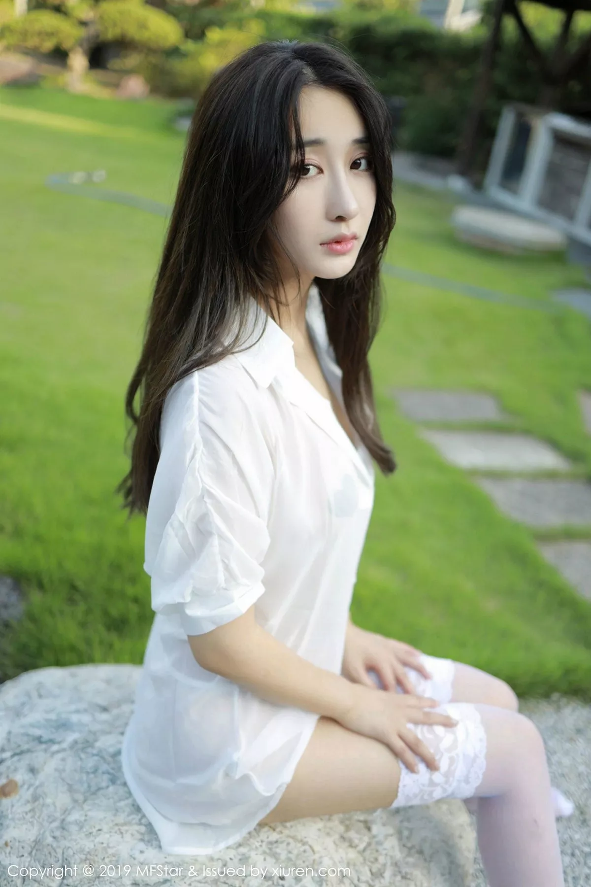 秀人集.com_[MFStar模范学院]Vol.219_嫩模Betty林子欣日本旅拍户外白衬衣配蕾丝吊袜诱惑写真53P