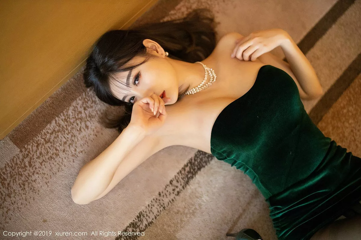 秀人集.com_[XiuRen秀人网]No.1731_女神杨晨晨sugar私房墨绿色抹胸裙配黑丝裤袜秀美腿诱惑写真98P