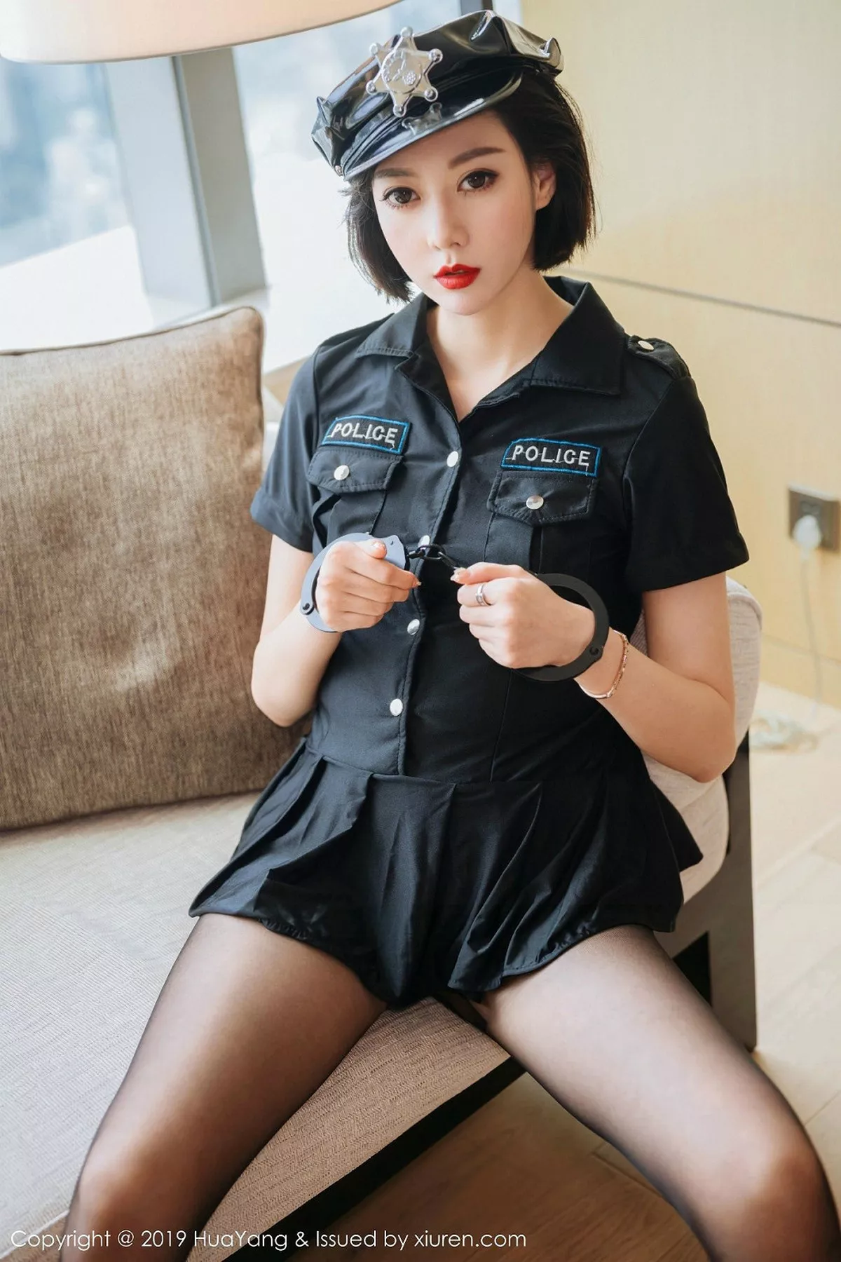 秀人集.com_[HuaYang花漾]Vol.179_嫩模艺轩私房女警制服配无内黑丝裤袜秀美腿玉足诱惑写真52P